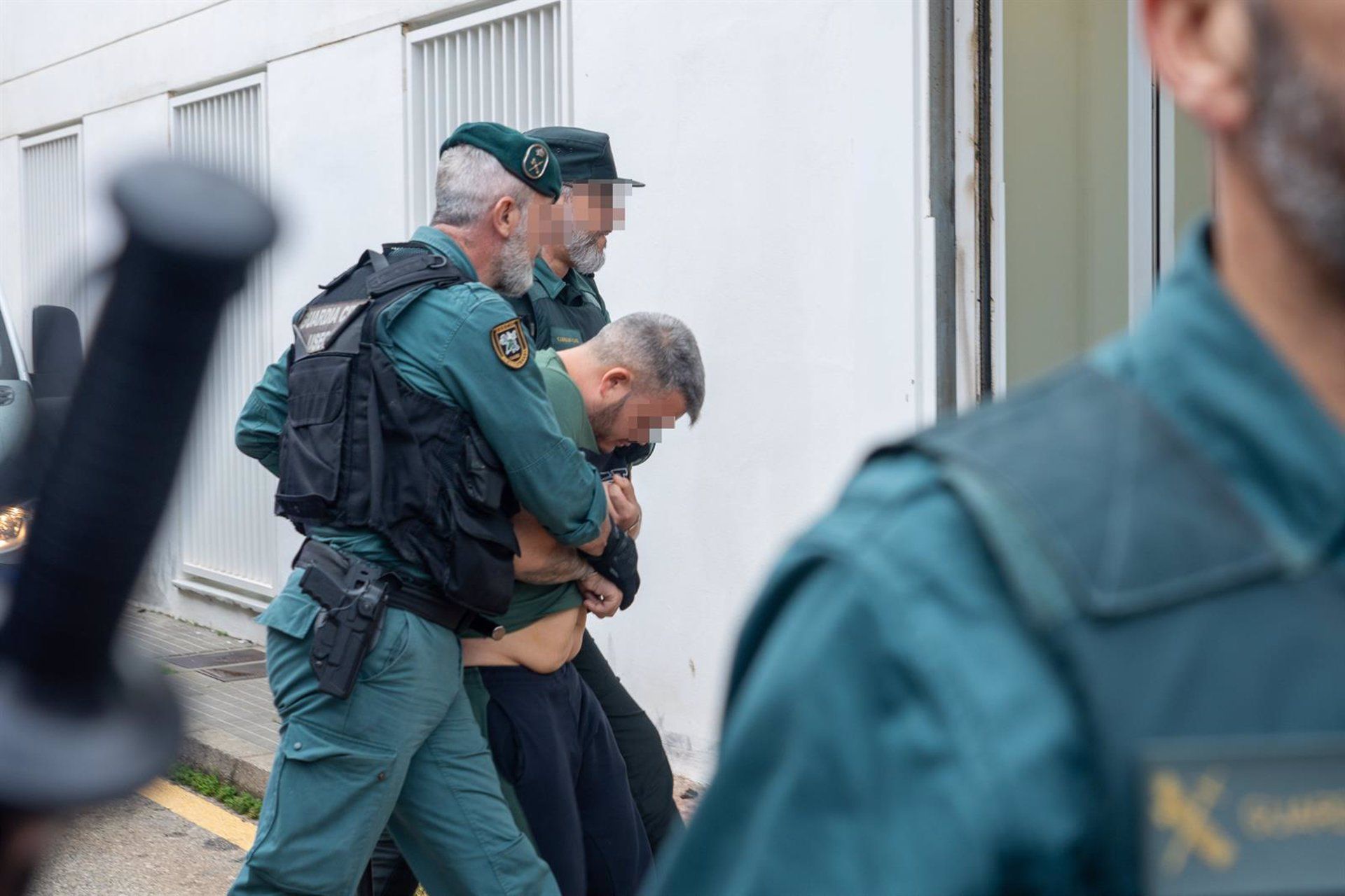 Uno de los ocho detenidos por arrollar con una narcolancha a dos guardias civiles, a su llegada al Juzgado de Barbate. - FRANCISCO J. OLMO /EUROPA PRESS