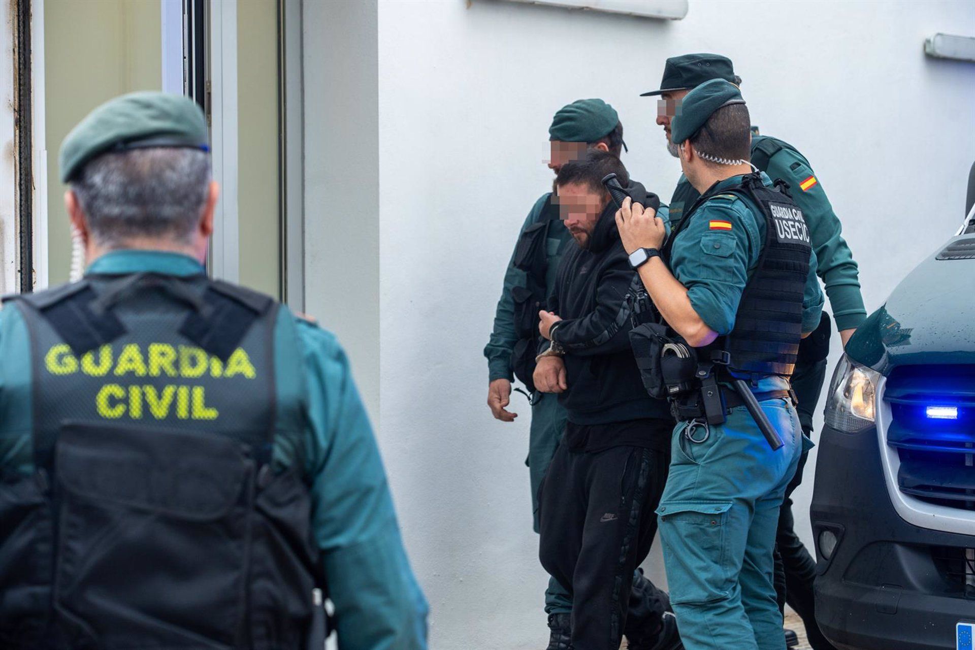 Uno de los ocho detenidos por la muerte de dos agentes de la Guardia Civil el pasado viernes en el puerto de Barbate a su llegada a los juzgados. - Francisco J. Olmo - Europa Press. 