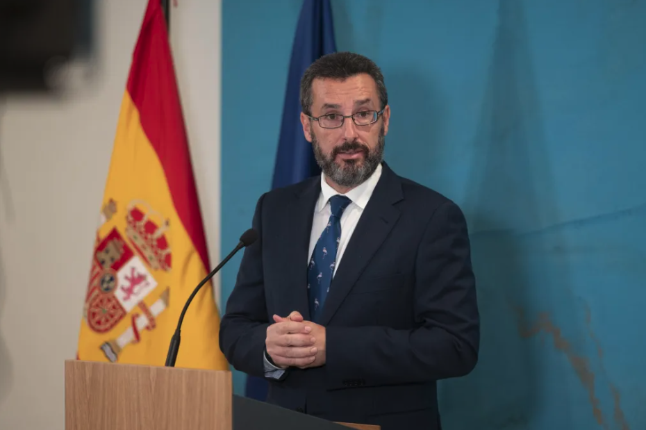 El alcalde de la Línea de la Concepción (Cádiz), José Juan Franco Rodríguez ofrece una rueda de prensa. EFE/ Fernando Villar/Archivo