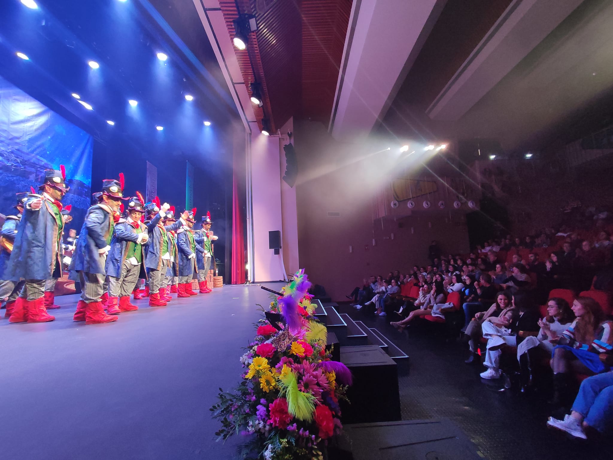 Arranca el Concurso de Carnaval de San Roque con el patio de butacas lleno en su primera semifinal 