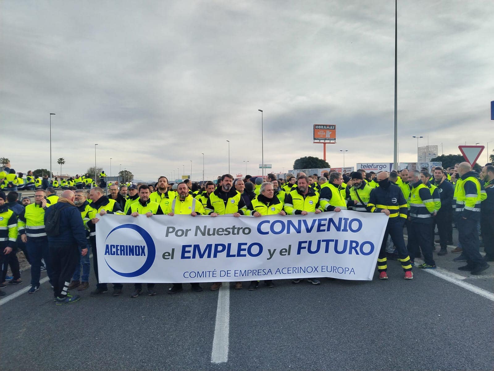 La plantilla de Acerinox vuelve a cortar la A7 a la altura del polígono de Palmones .