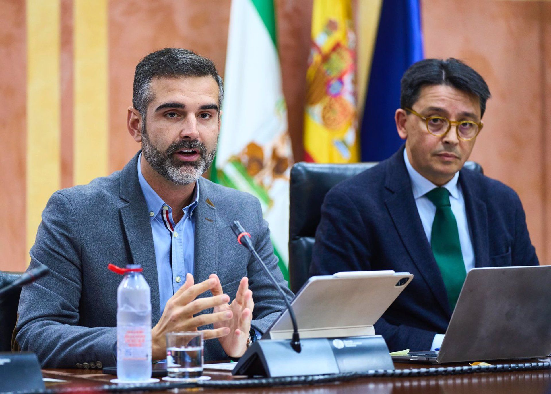 Junta ve "buena noticia" no haber tenido que activar el plan de emergencias por la presencia de pélets en Bolonia. Foto: JOAQUÍN CORCHERO / PARLAMENTO DE ANDALUCÍA.