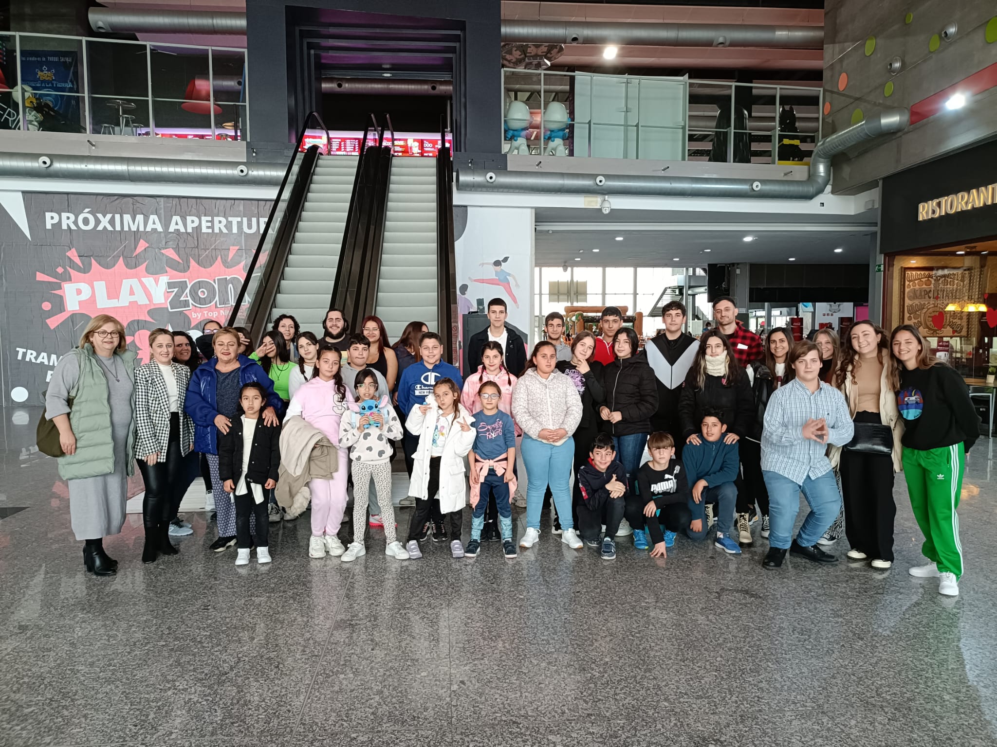 Alumnos de la Residencia Escolar San Isidro de Los Barrios disfrutan de una tarde de cine.