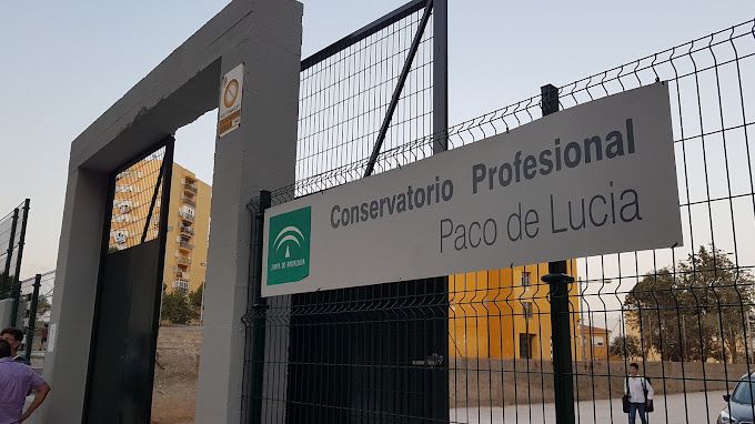 El Conservatorio Paco de Lucía de Algeciras ofertará guitarra flamenca el próximo curso. En esta imagen, entrada al conservatorio. Foto: Víctor Jiménez Sánchez.