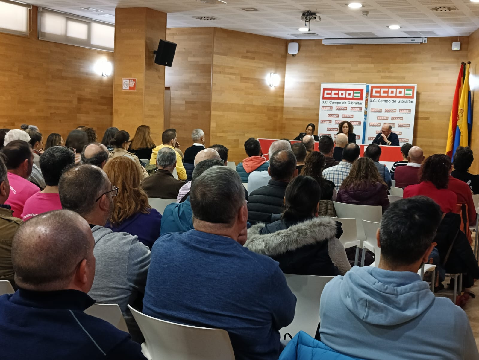 La secretaria general de CCOO de Andalucía, Nuria López, en una asamblea con más de cien delegados y delegadas de la comarca del Campo de Gibraltar. CCOO pide al Gobierno andaluz políticas para mejorar la vida de los trabajadores
