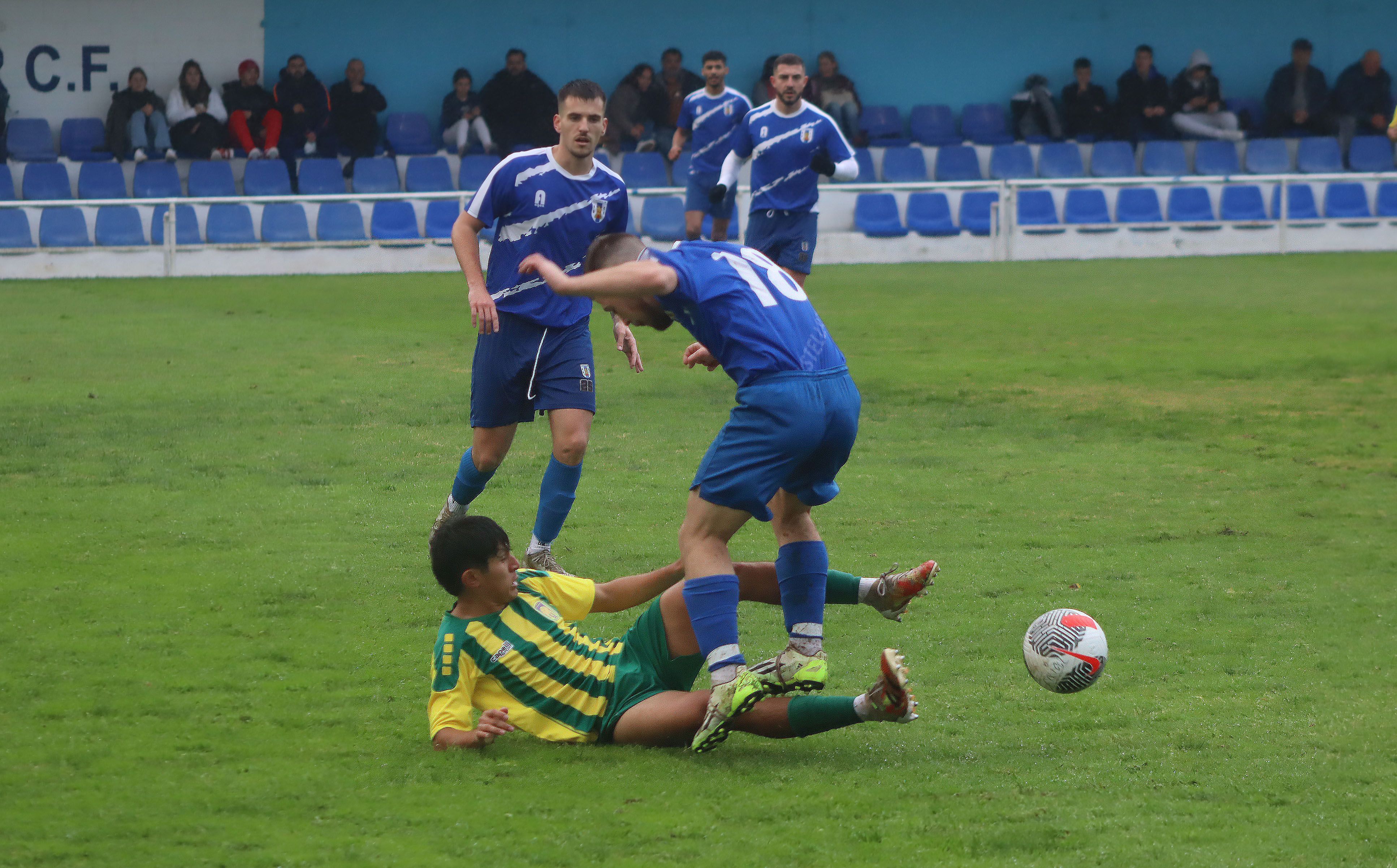 El filial de la UD Los Barrios, primer equipo que asalta el 'Manuel León' de Castellar (0-2)/Foto: AXEL S.C.