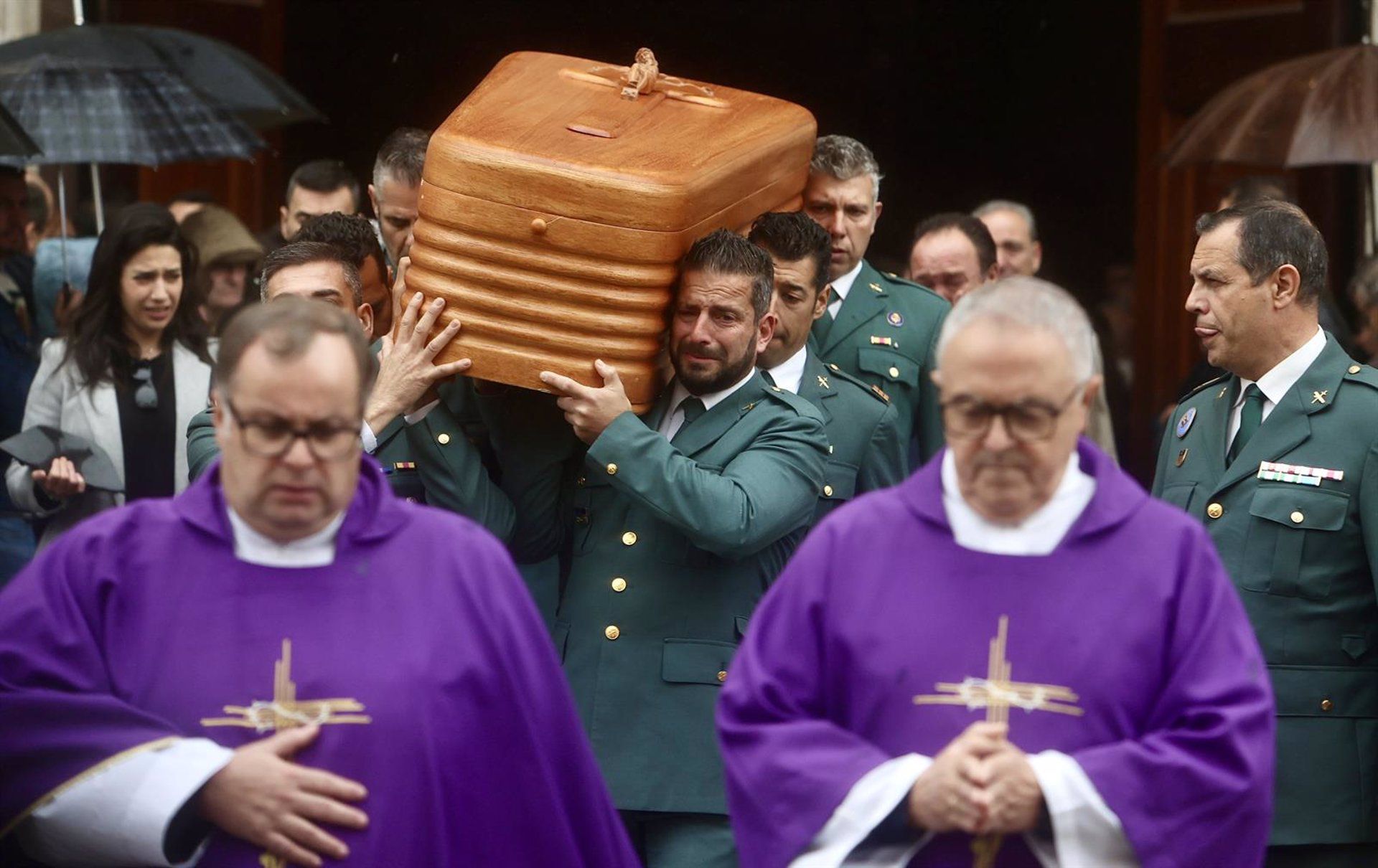 Compañeros del guardia civil de San Fernando fallecido en Barbate portan su féretro en el funeral celebrado en la Catedral de Cádiz. - Nacho Frade - Europa Press