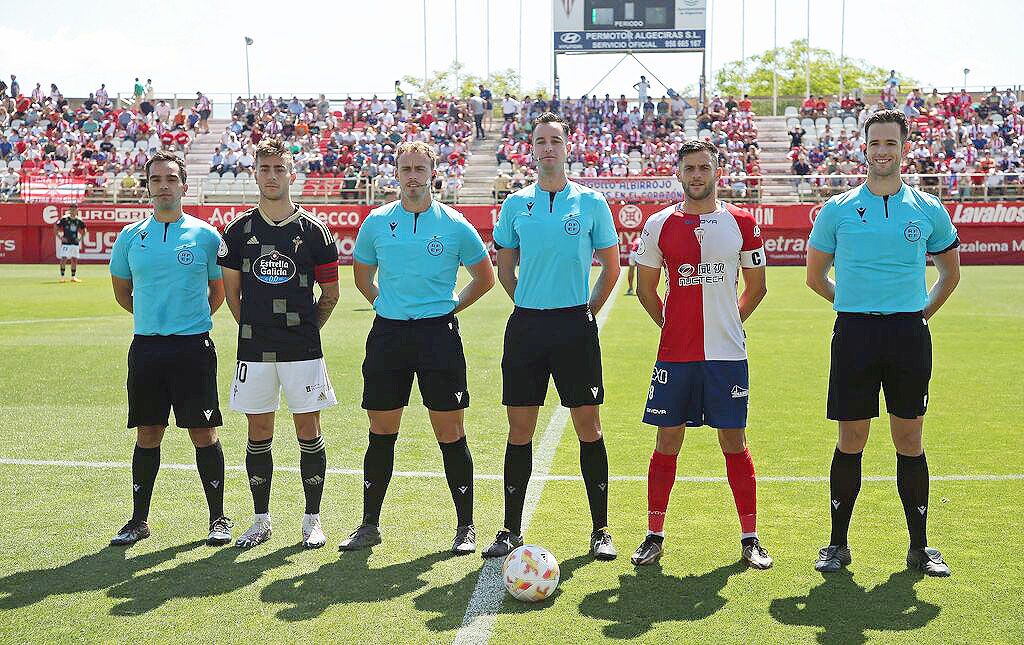 El colegiado Ruipérez Marín, junto a los capitanes de Algeciras CF y Celta de Vigo B El colegiado Ruipérez Marín, junto a los capitanes de Algeciras CF y Celta de Vigo B