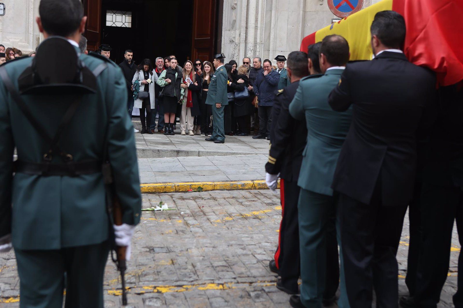 Imagen de la misa funeral en la Catedral de Cádiz por uno los guardias civiles muertos tras ser arrollados por una narcolancha en Barbate. - Nacho Frade - Europa Press