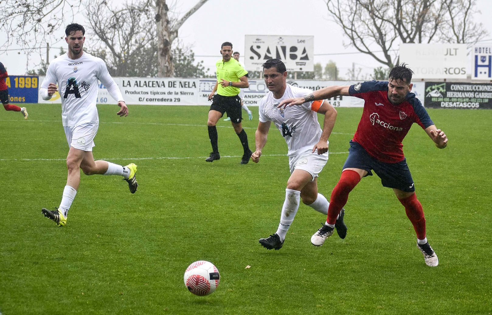 Nico Bezares lucha por el balón con Maqui, capitán del Arcos CF/Foto: CD GUADIARO