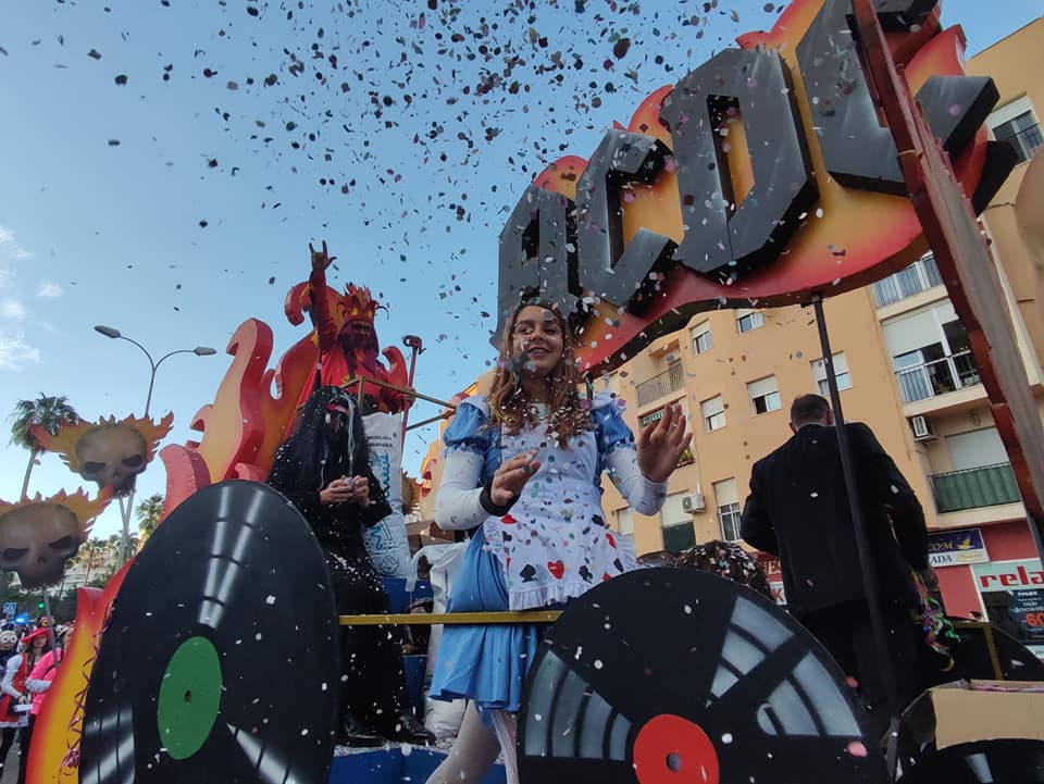 El Carnaval desborda alegría en una animada Cabalgata del Humor de Algeciras. Foto: S.D. / 8Directo. 