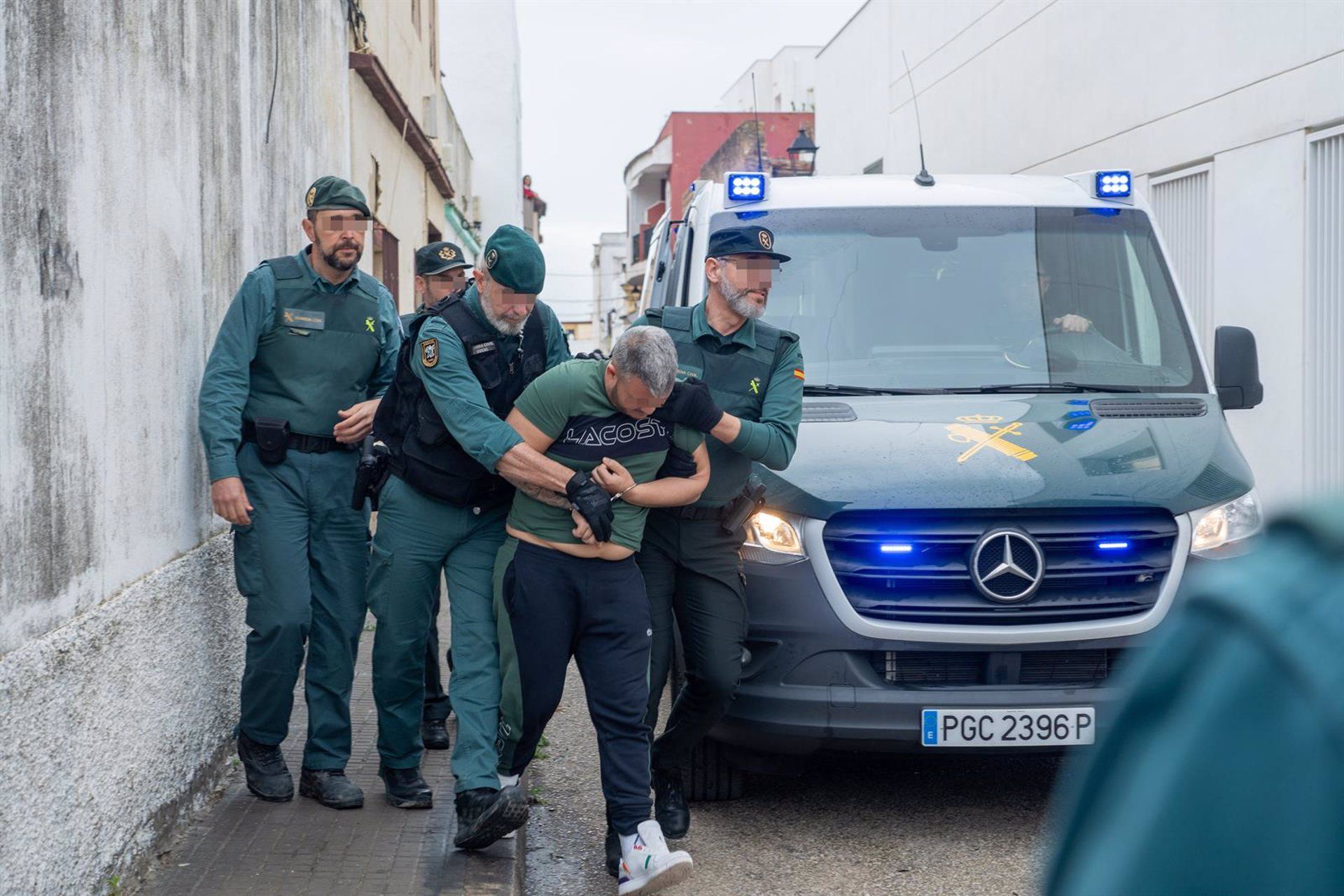 Uno de los ocho detenidos por la muerte de dos agentes de la Guardia Civil el pasado viernes en el puerto de Barbate entrando en el juzgado de Barbate el lunes para declarar ante la jueza. - Francisco J. Olmo - Europa Press.