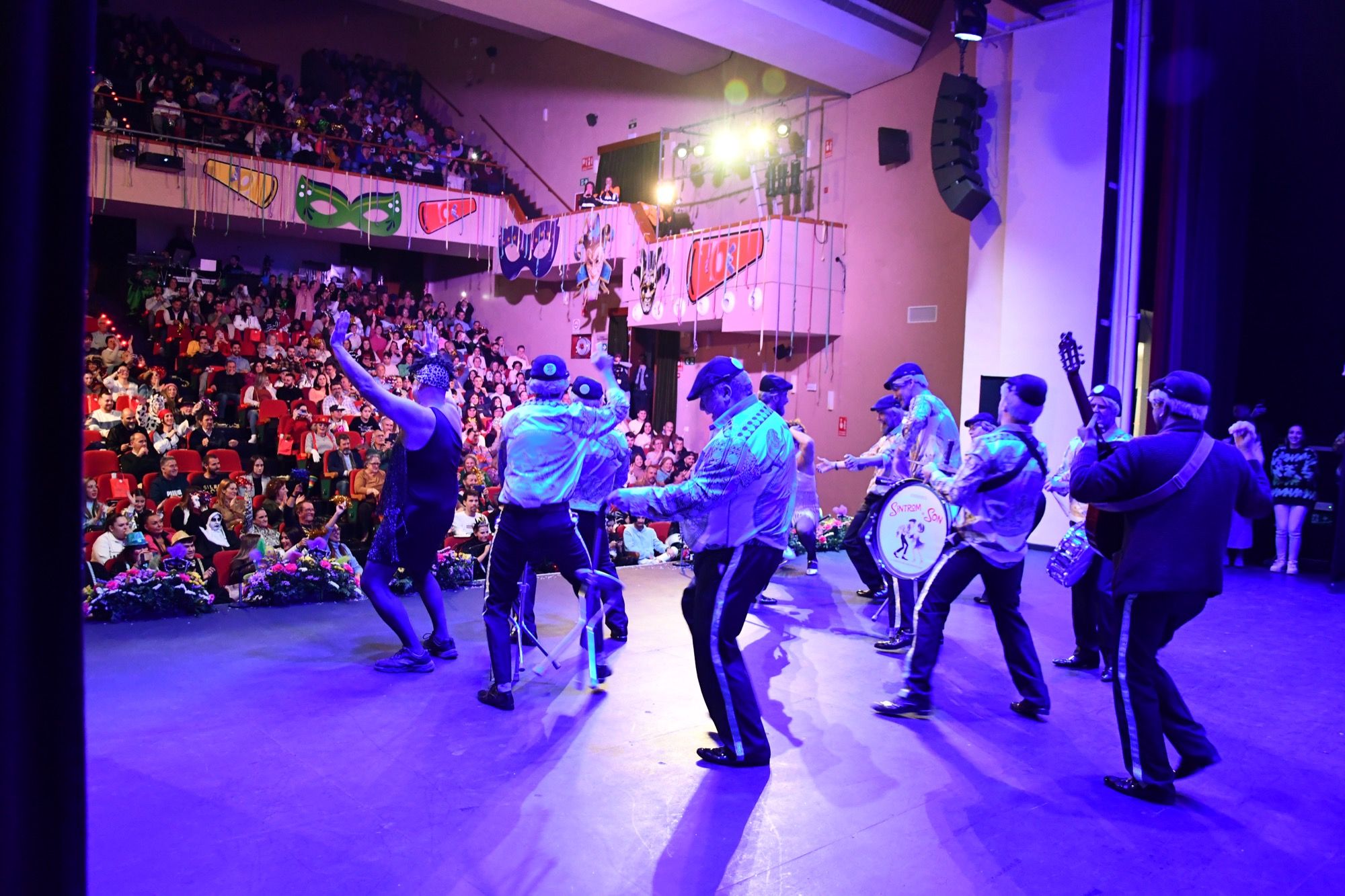 'El Paraíso del Momo' y 'Sintrom ni son', ganadores en el concurso de Carnaval de San Roque.