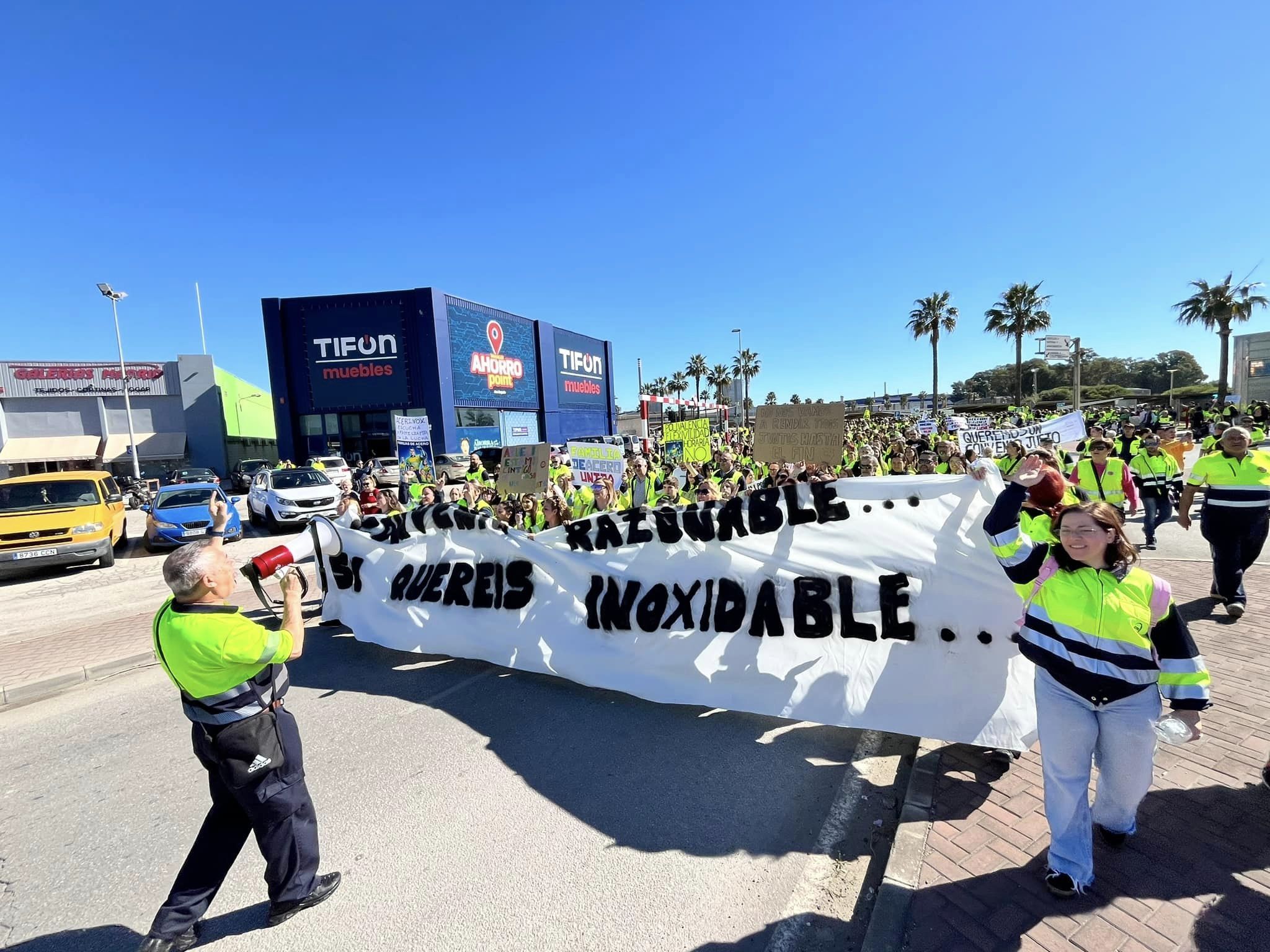 Nace una Caja de Resistencia, asociación que ayudará a las familias de Acerinox tras dos meses sin cobrar. Trabajadores de Acerinox marchan junto a sus familias para reivindicar "un convenio digno". 