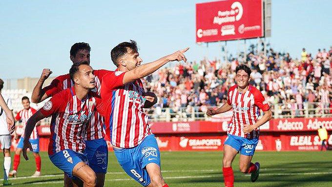 Iván Turrillo celebra el segundo gol del Algeciras CF al Castilla en una goleada balsámica de los rojiblancos/Foto: ©AlgecirasCF