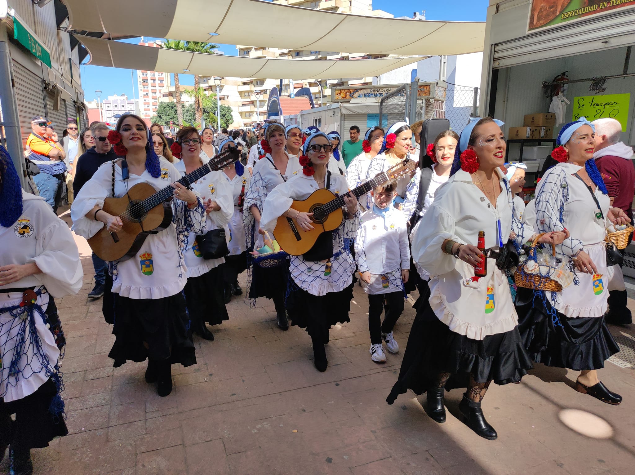 Las coplas de Carnaval inundan el centro de La Línea. Foto: S.D. / 8Directo.