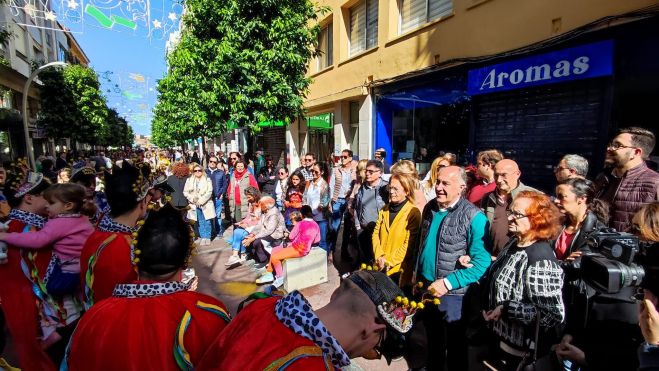 'Los Fernando I' cantan al alcalde y a concejales. 'Los Fernando I' cantan al alcalde y a concejales.