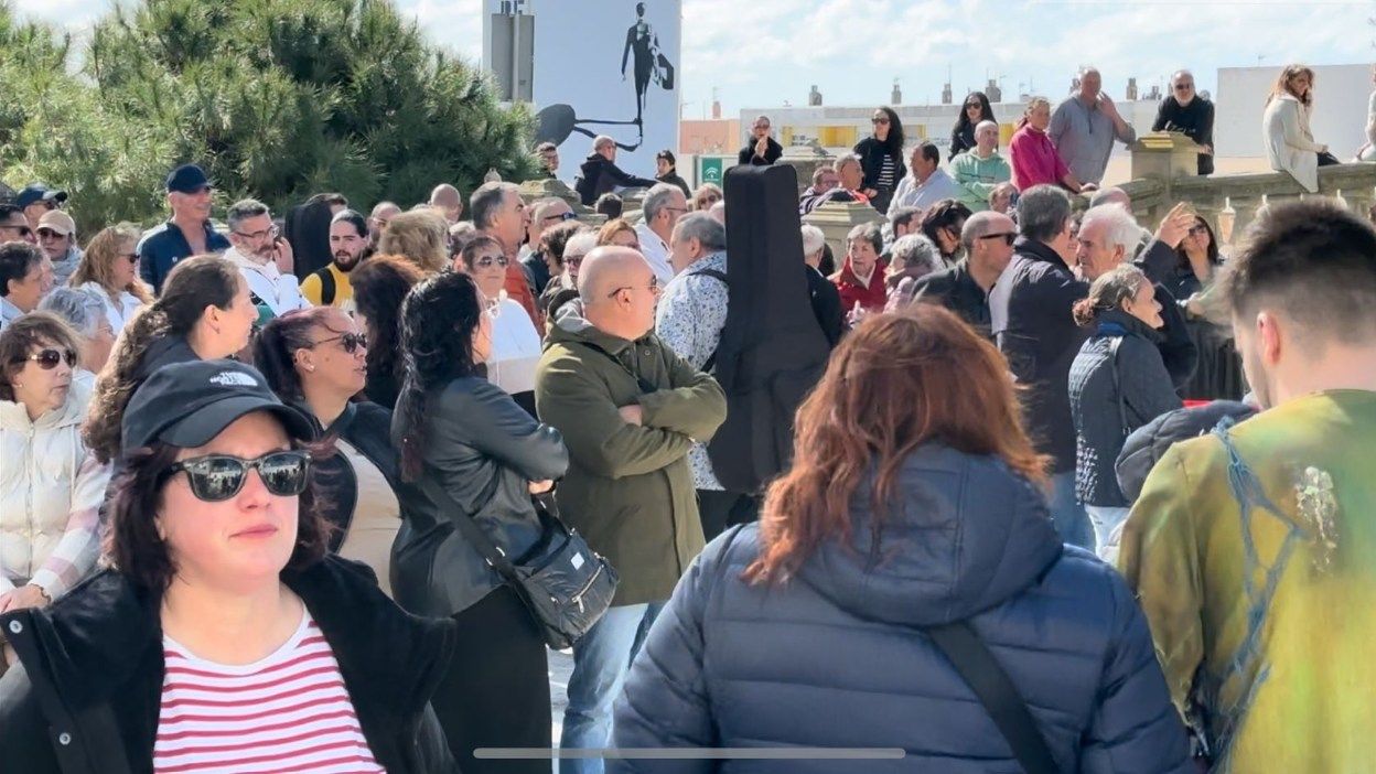 Los tarifeños Víctor García y Mariluz López, 'Pitos de oro' del Carnaval de Tarifa 2024.