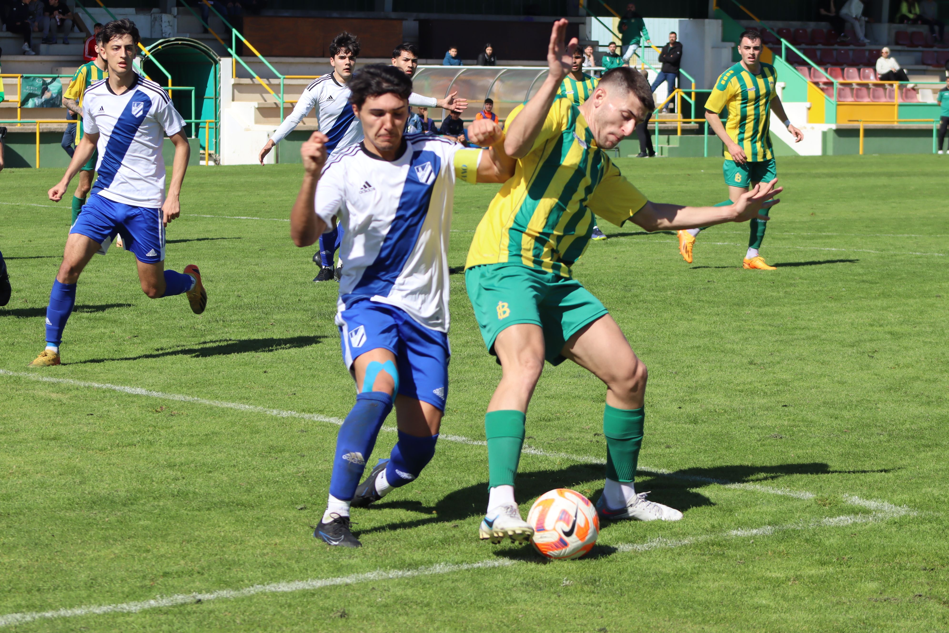 El banquillo endulza el estreno de David 'Guti', pero la UD Los Barrios no gana (2-2)/Foto: AXEL S.C.