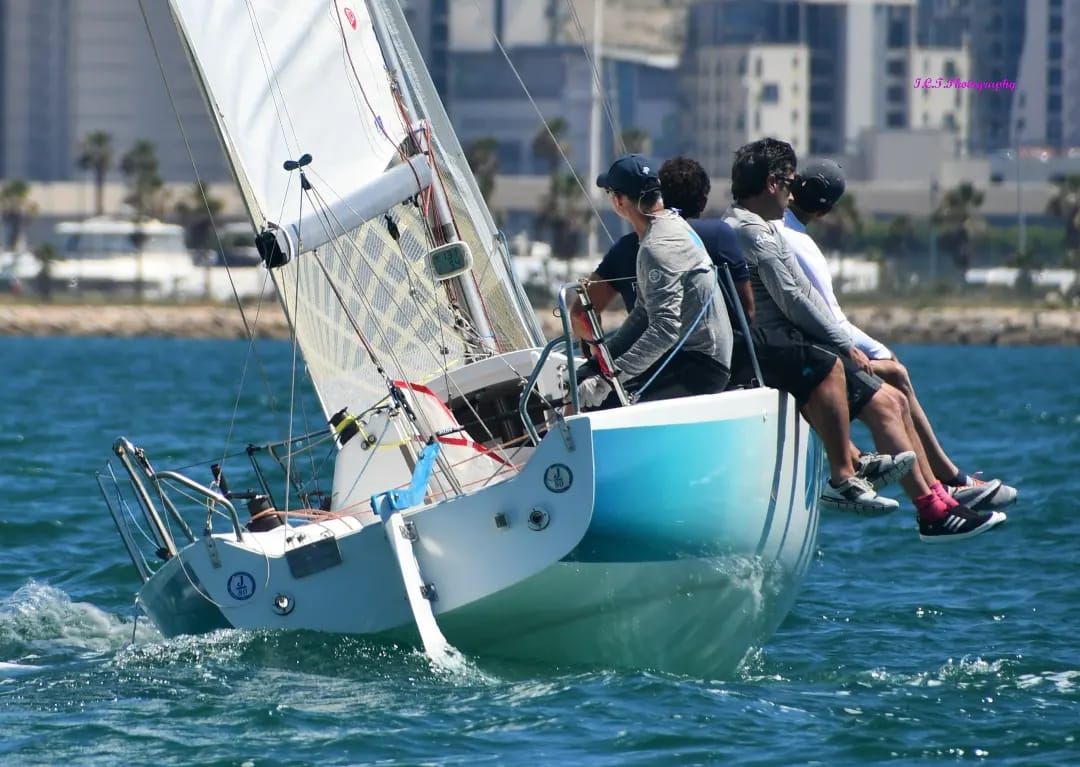 El ‘Península’ de John Bassadone suma y sigue en el Circuito Alcaidesa Marina de J/80