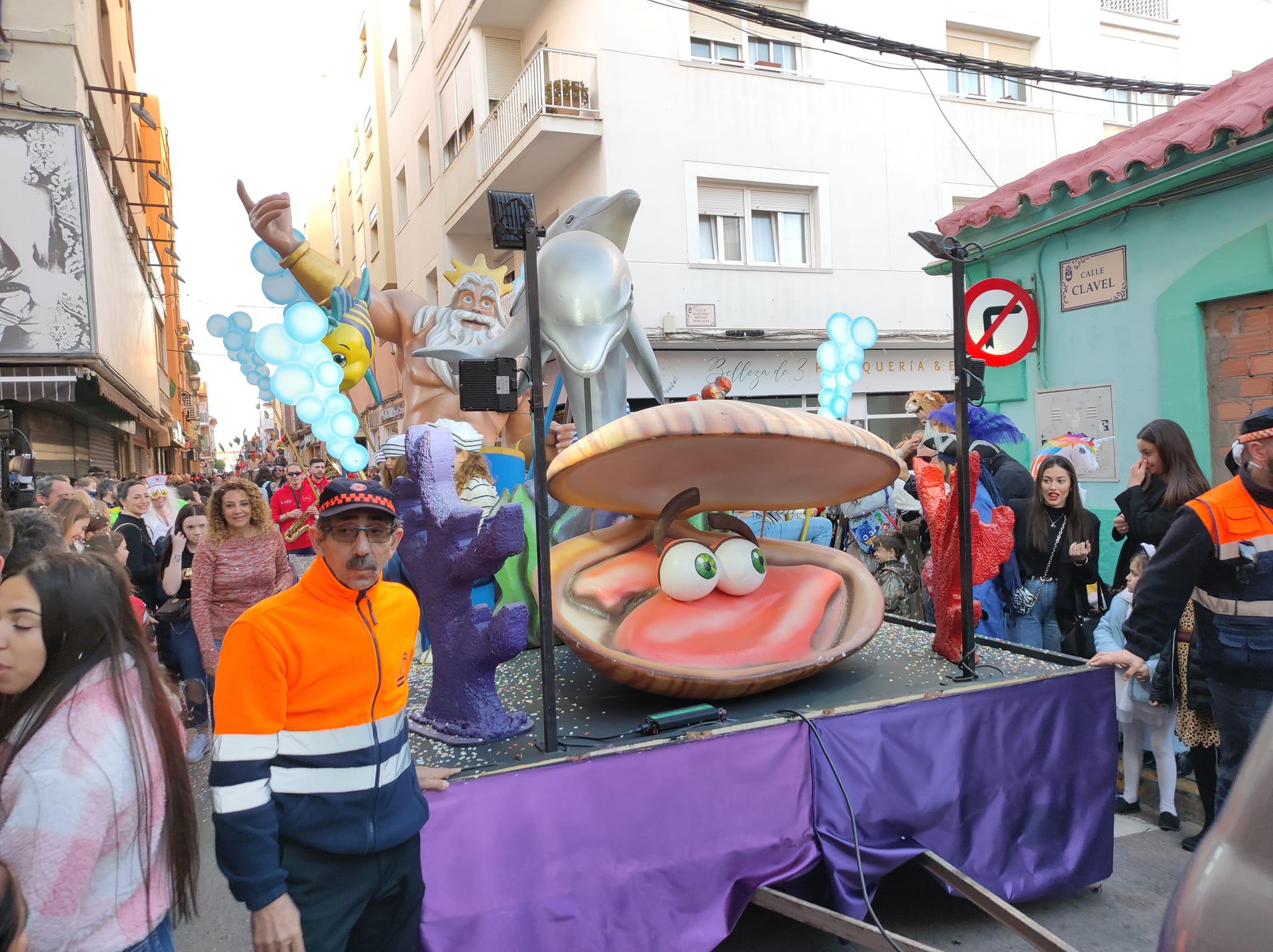 Carnaval, en las calles del centro de La Línea. Imagen de archivo. La previsión de lluvias obliga a cambiar la programación del Carnaval en La Línea