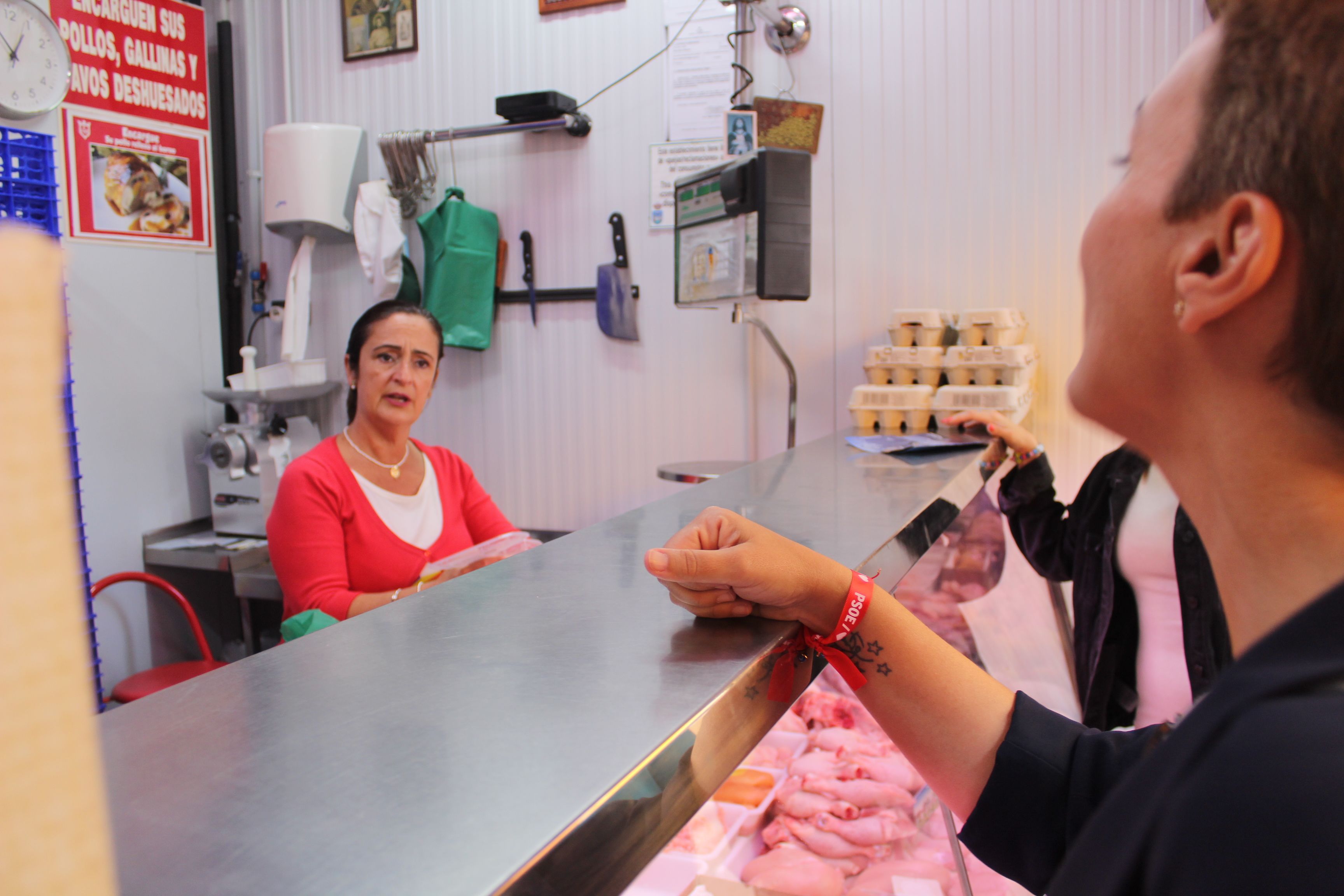 El PSOE de La Línea muestra su apoyo a los comerciantes del mercado