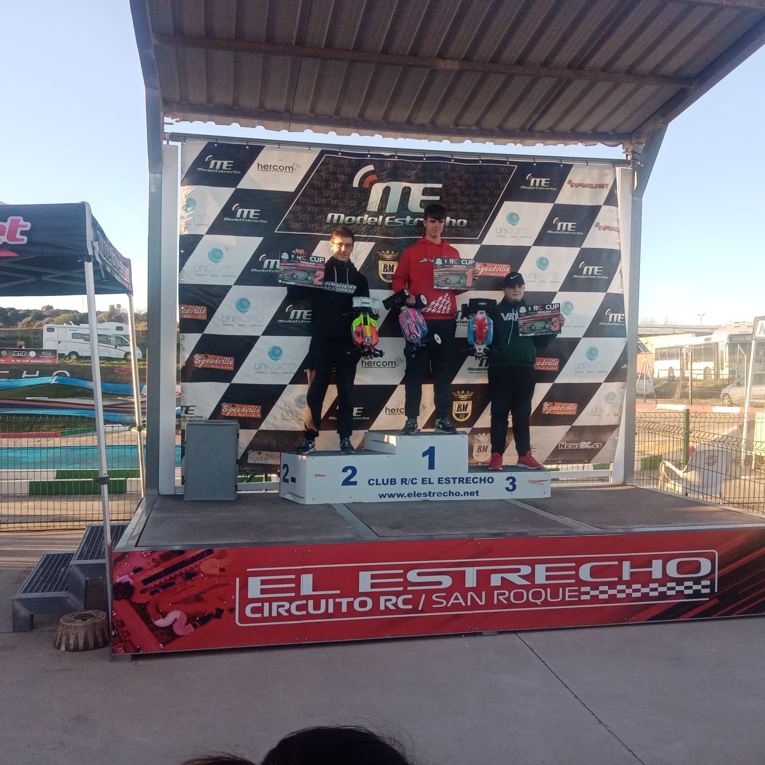 El podio de categoría júnior de la RC Cup Andalucía, que ha alzado el telón con un espectáculo en el sanroqueño RC El Estrecho