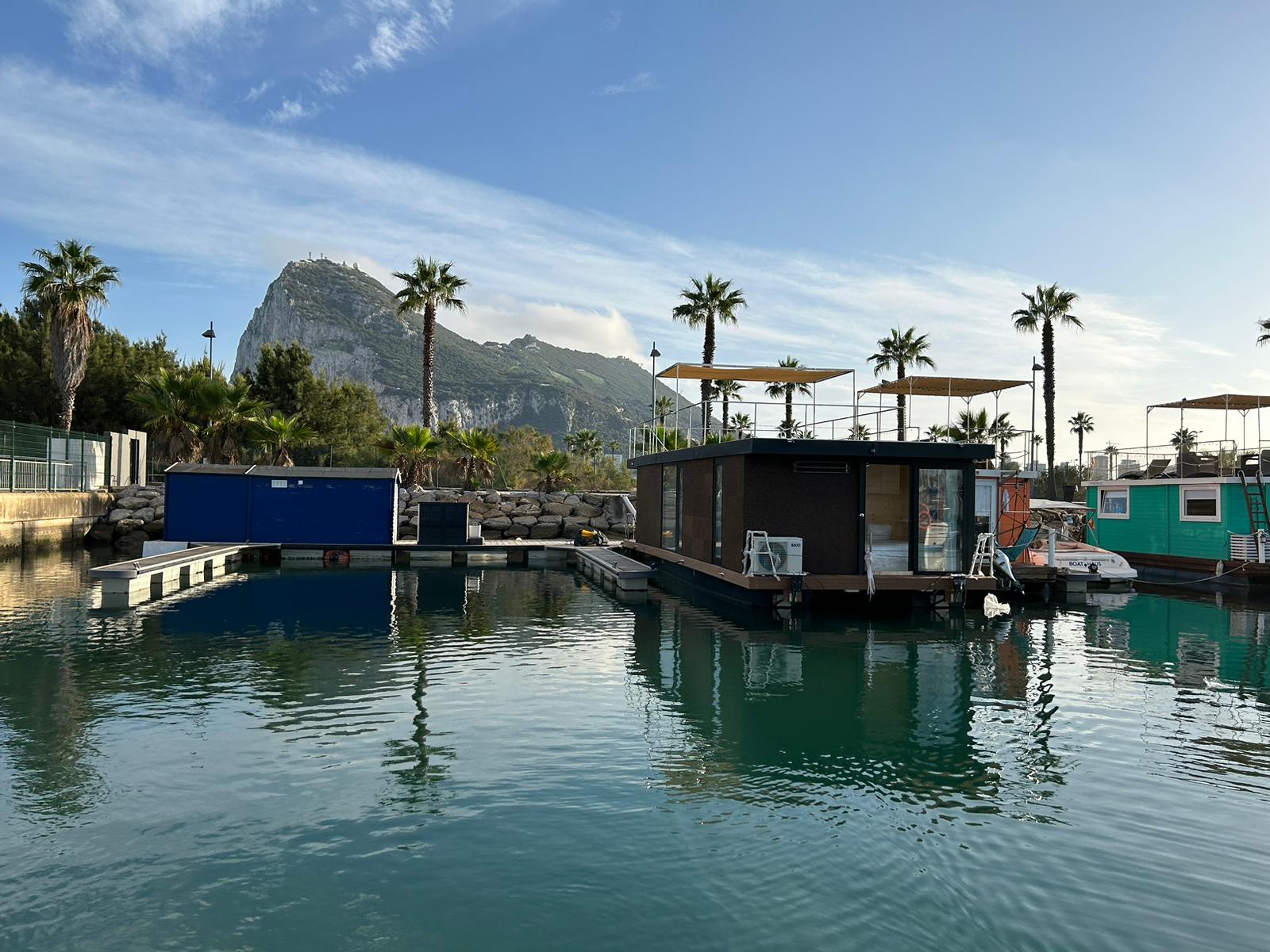 Casas flotantes que la empresa Boat Haus gestiona en el puerto Marina Alcaidesa. La Línea registra unos niveles de ocupación hotelera cercanos al 80% en el cierre de 2023