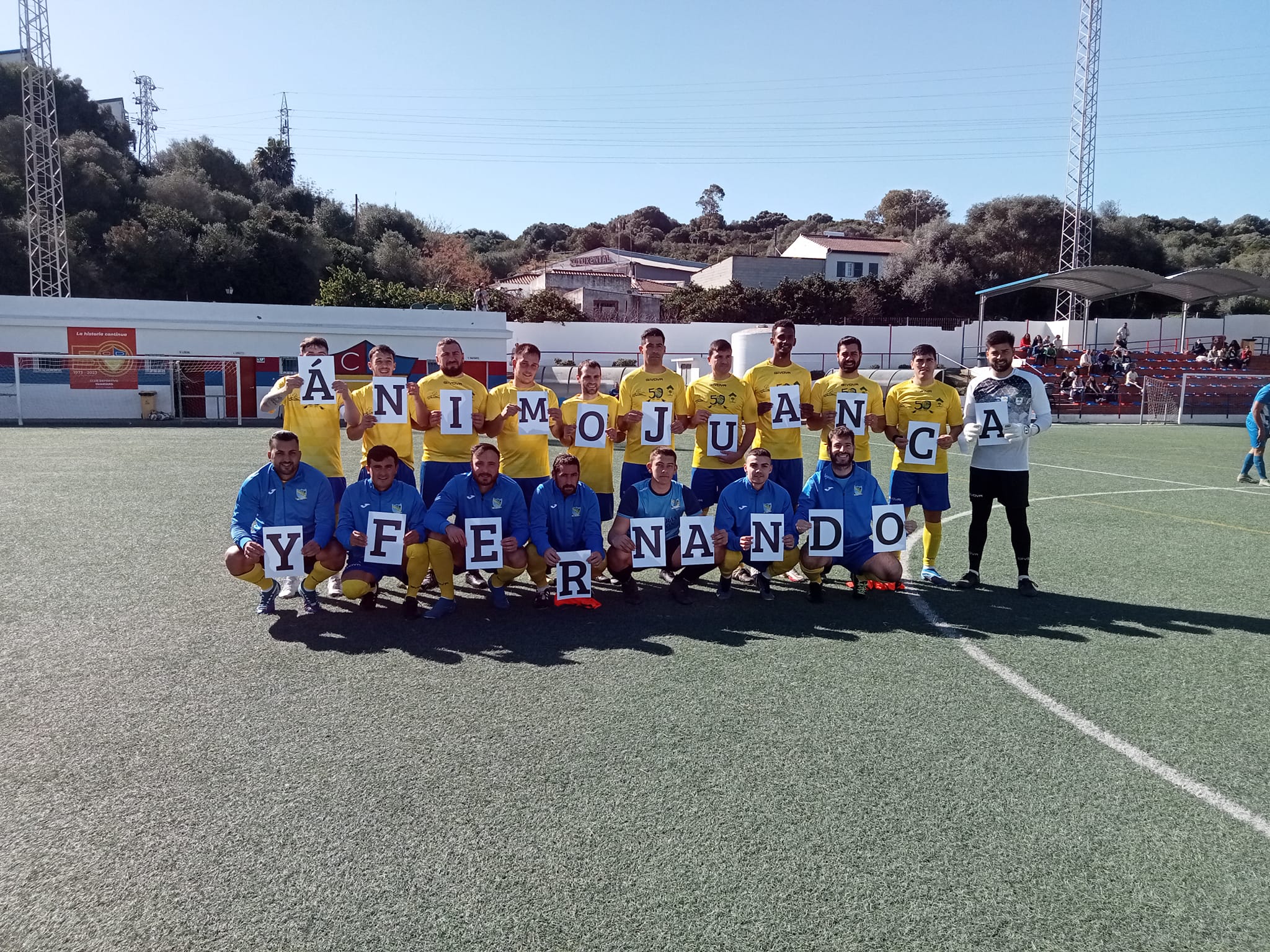Los jugadores de la UD Tesorillo muestran su apoyo a Juanca Reiné y Fernando antes del duelo contra el Facinas CF