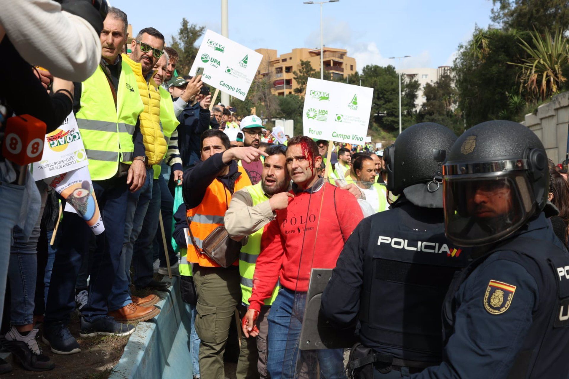 Un manifestante herido en la movilización de los agricultores en Algeciras. - NONO RICO - EUROPA PRESS.