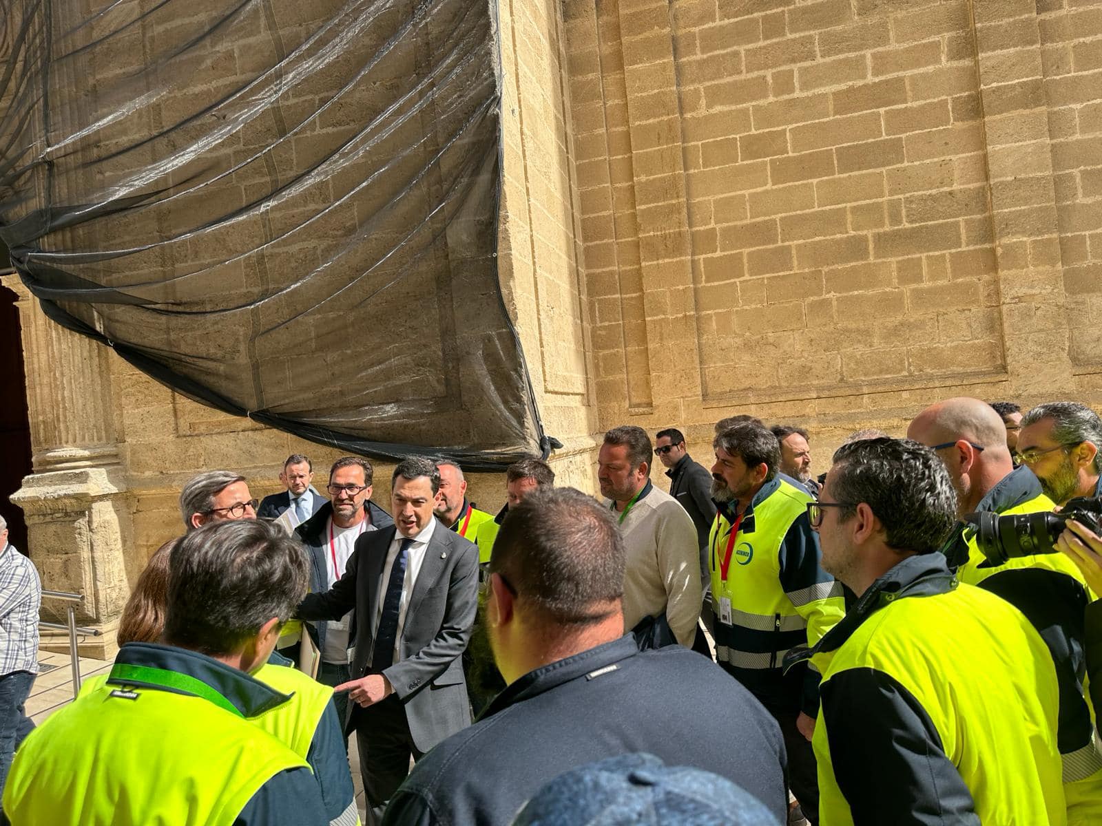 La Junta insiste en la presencia del comité de empresa y no de huelga en la reunión del lunes. Foto del presidente de la Junta con la plantilla de Acerinox.