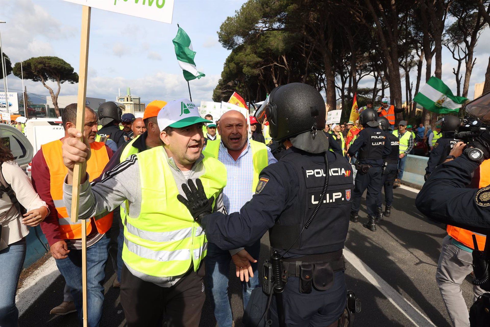 Dos detenidos y un policía herido en las movilizaciones de los agricultores en Algeciras. Foto: Nono Rico (Europa Press) - Europa Press. 