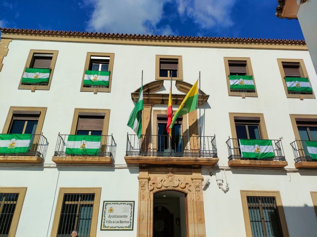 Los Barrios reparte banderas de Andalucía para que vecinos engalanen balcones y ventanas este 28F.