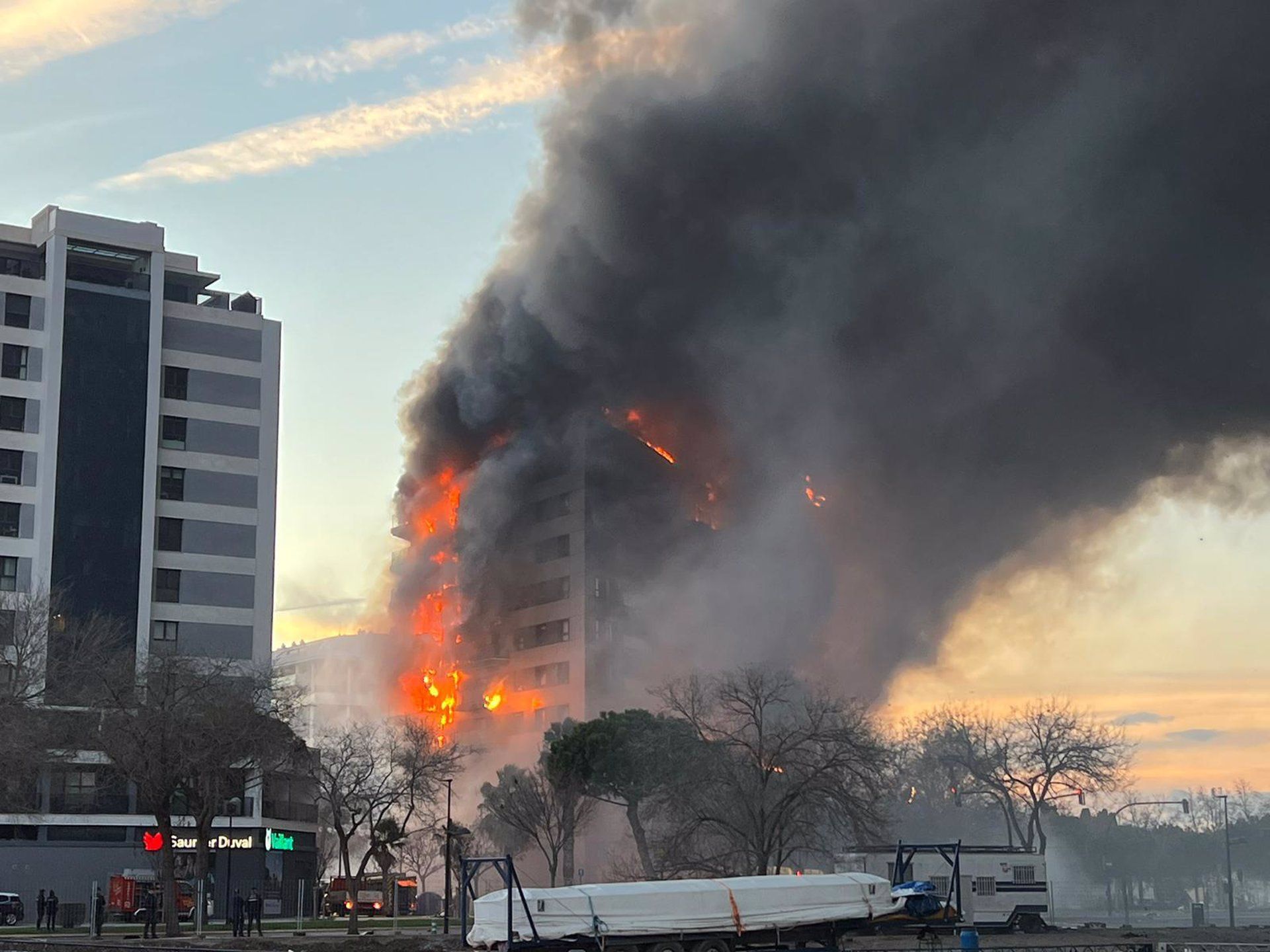 Un incendio de grandes proporciones quema un edificio de 14 pisos en el barrio de Campanar en Valencia