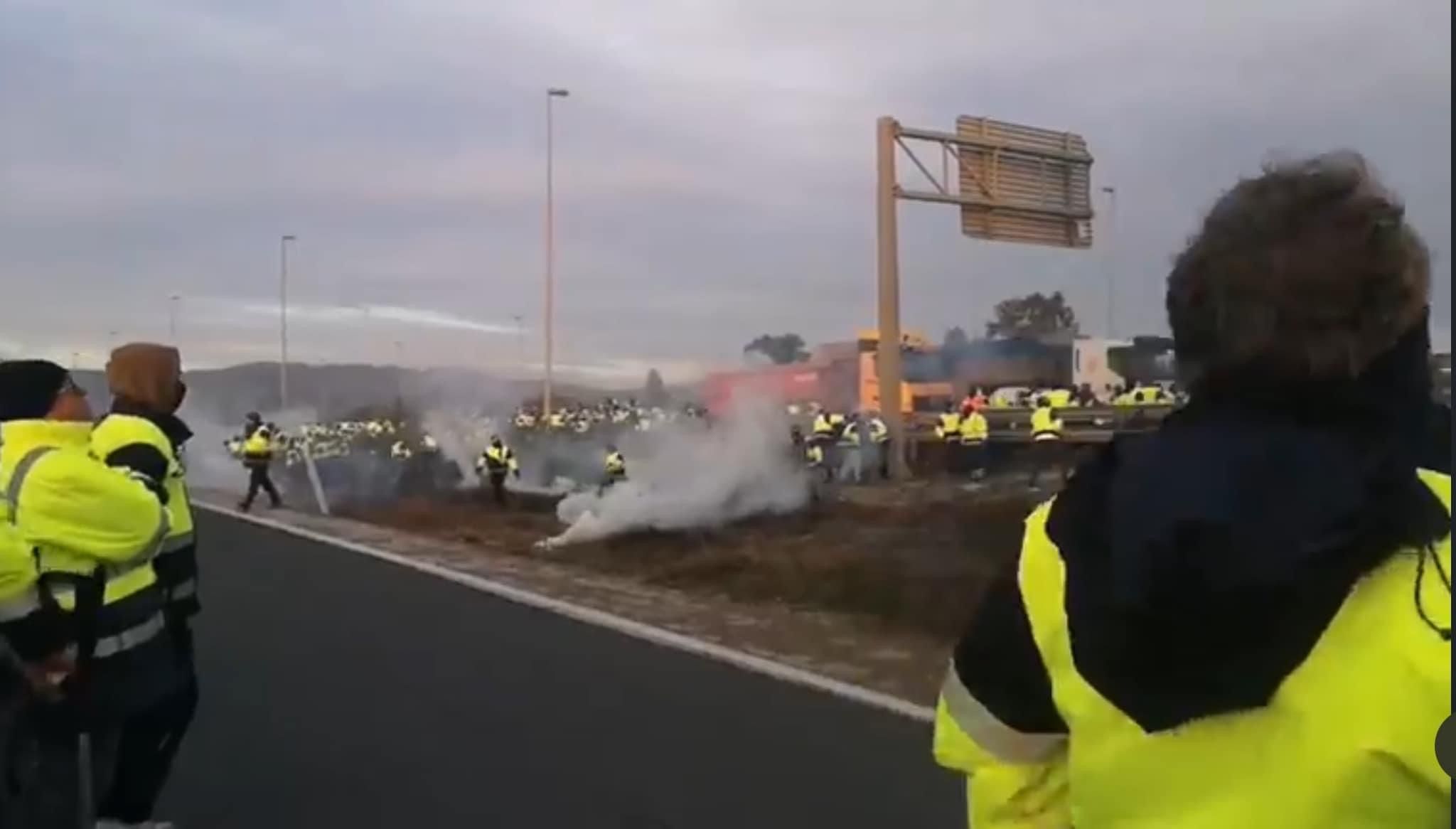 Gases lacrimógenos contra la huelga de Acerinox. Piden un año de cárcel al trabajador de Acerinox detenido el pasado viernes durante el corte de la A-7 