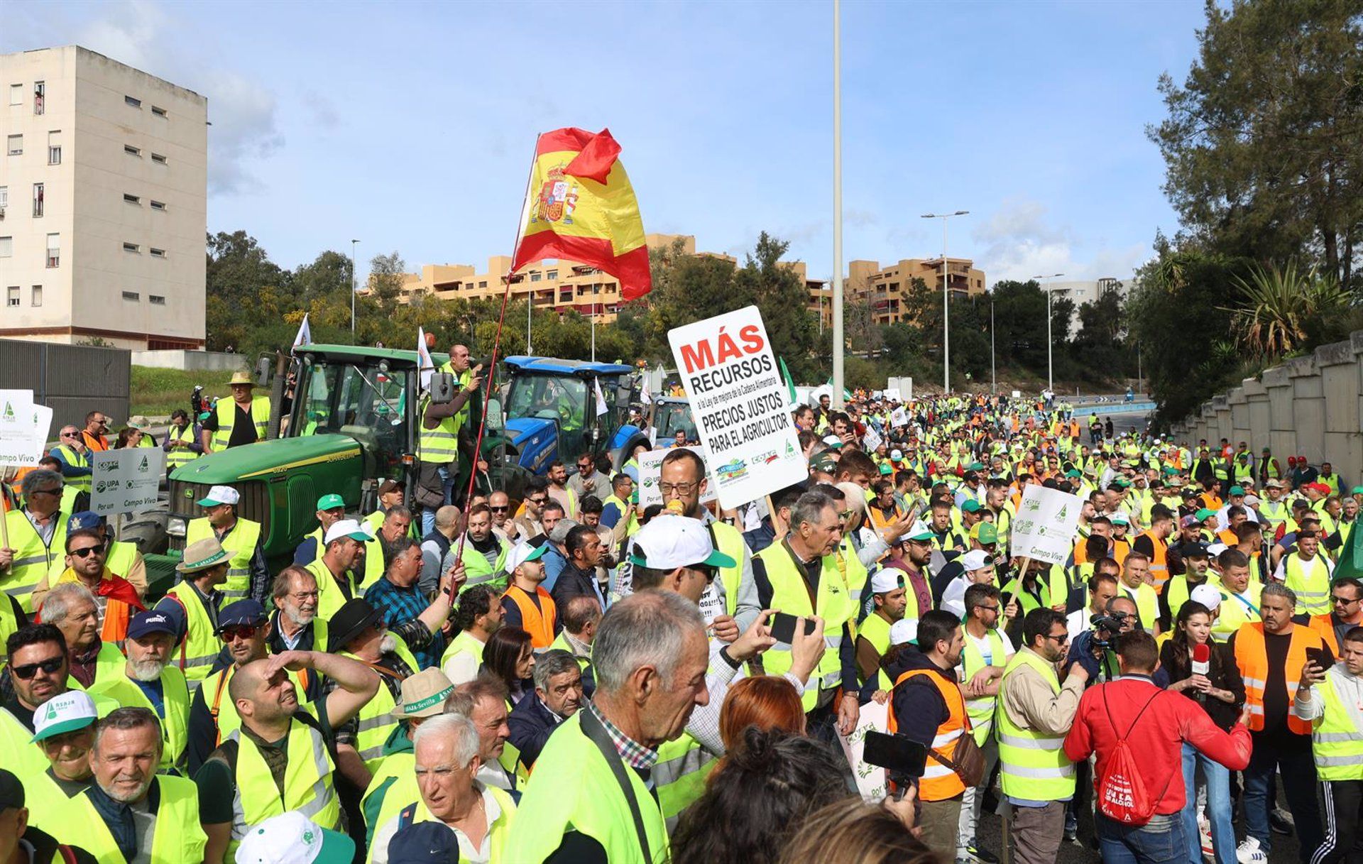 Agricultores circulan por la carretera en las protestas agrarias en Algeciras, a 22 de febrero de 2024, en Algeciras, Cádiz (Andalucía, España). - Nono Rico (Europa Press) - Europa Press