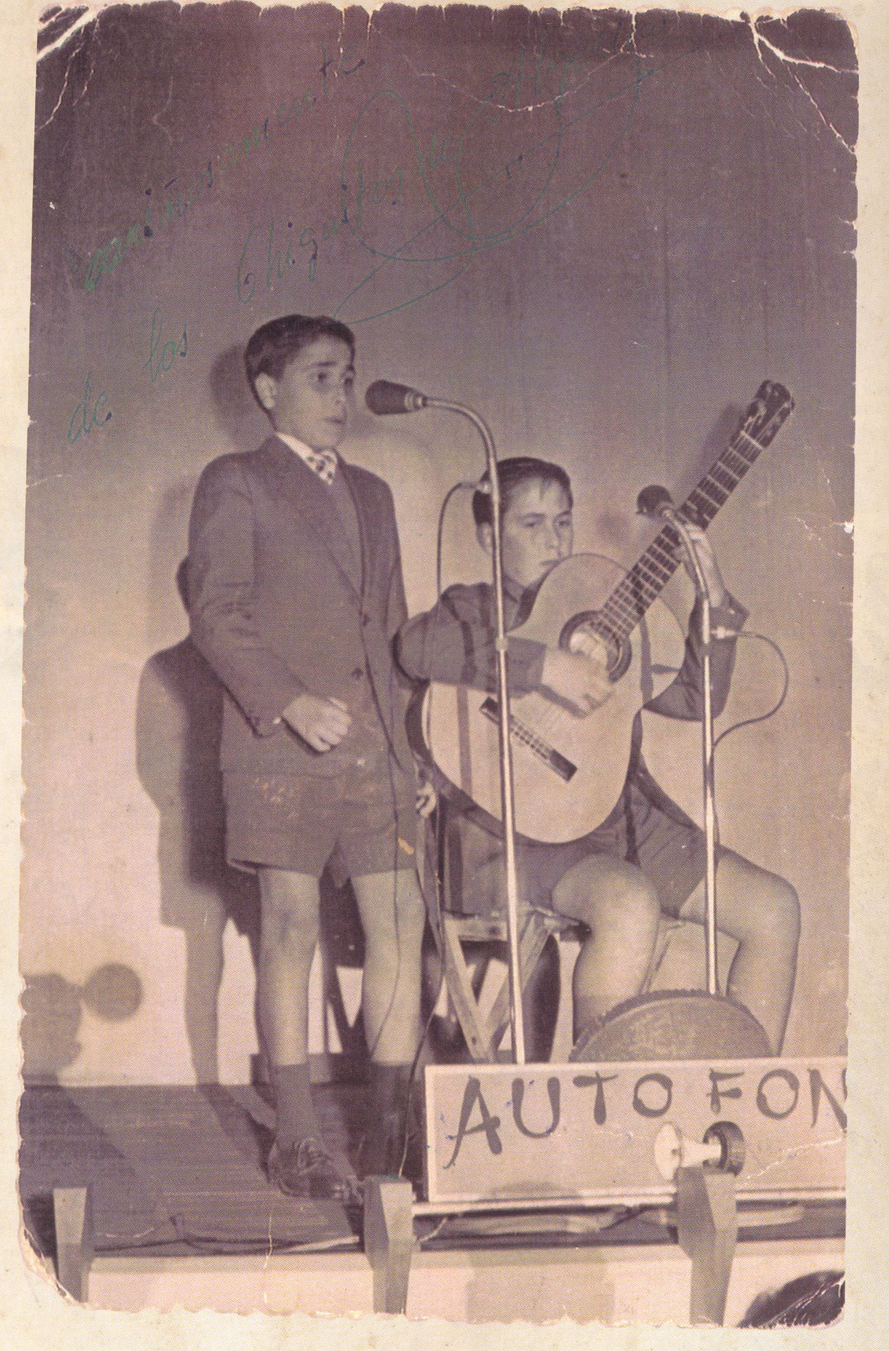 Fotografía de Paco y Pepe niños actuando juntos. 