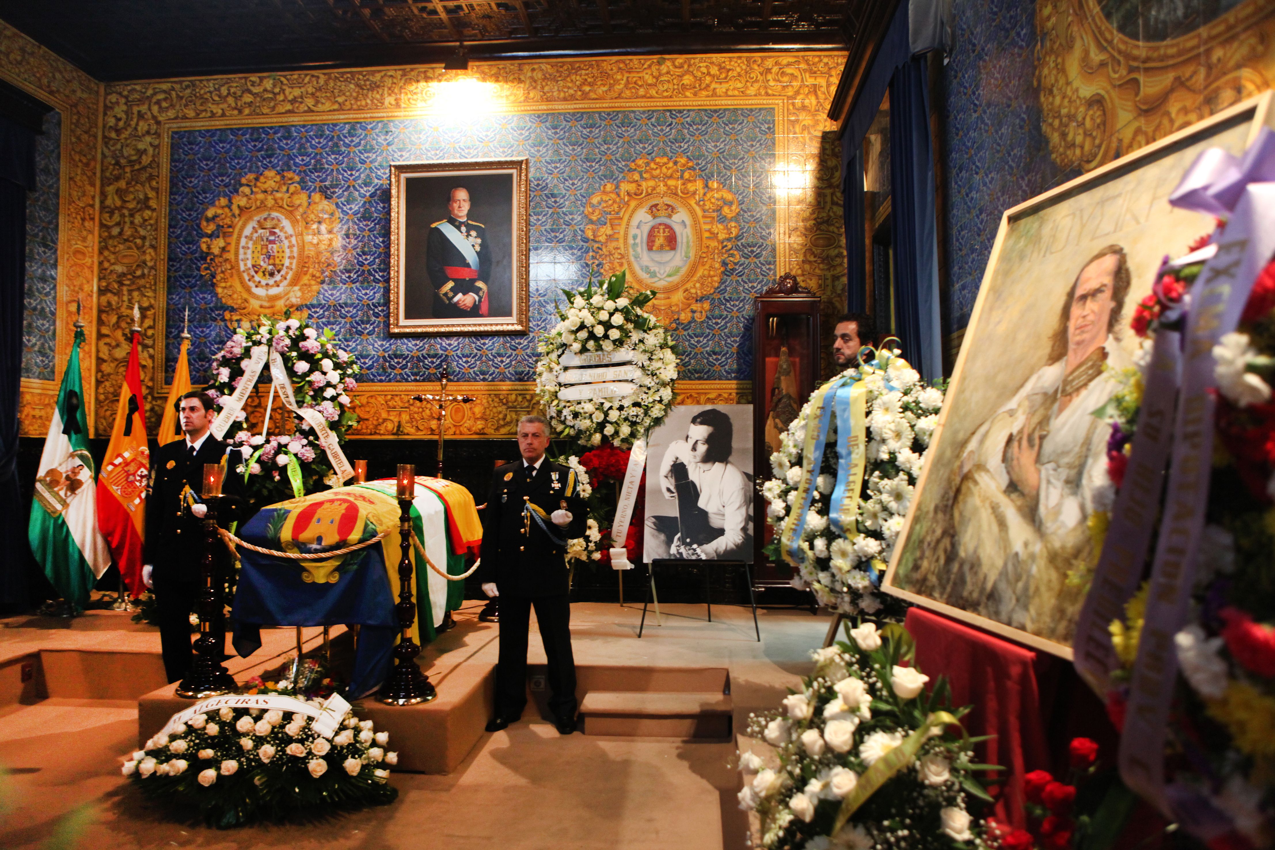Capilla ardiente en el salón de plenos de la Casa Consistorial de Algeciras. Capilla ardiente en el salón de plenos de la Casa Consistorial de Algeciras.