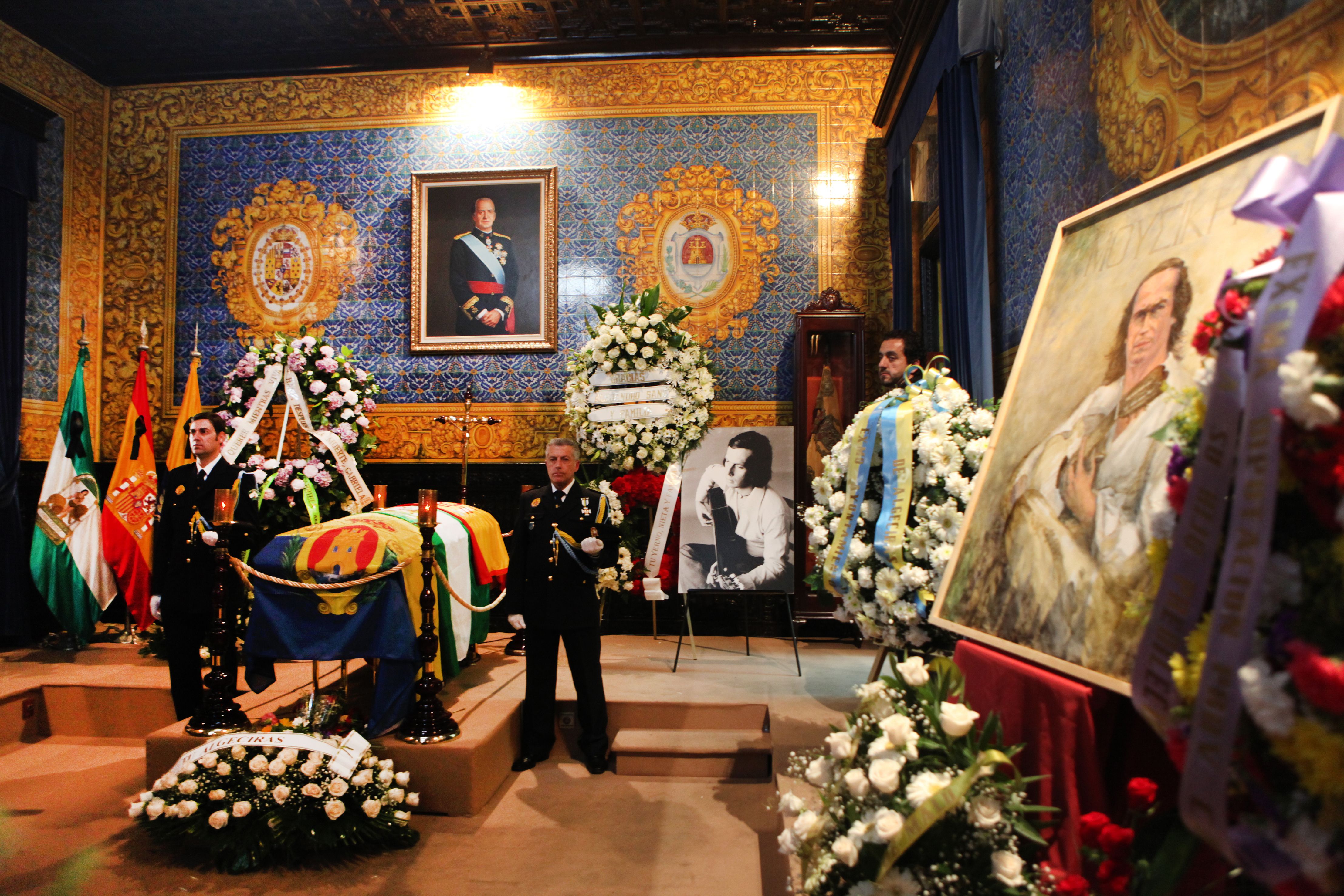 Capilla ardiente en el salón de plenos de la Casa Consistorial de Algeciras. 