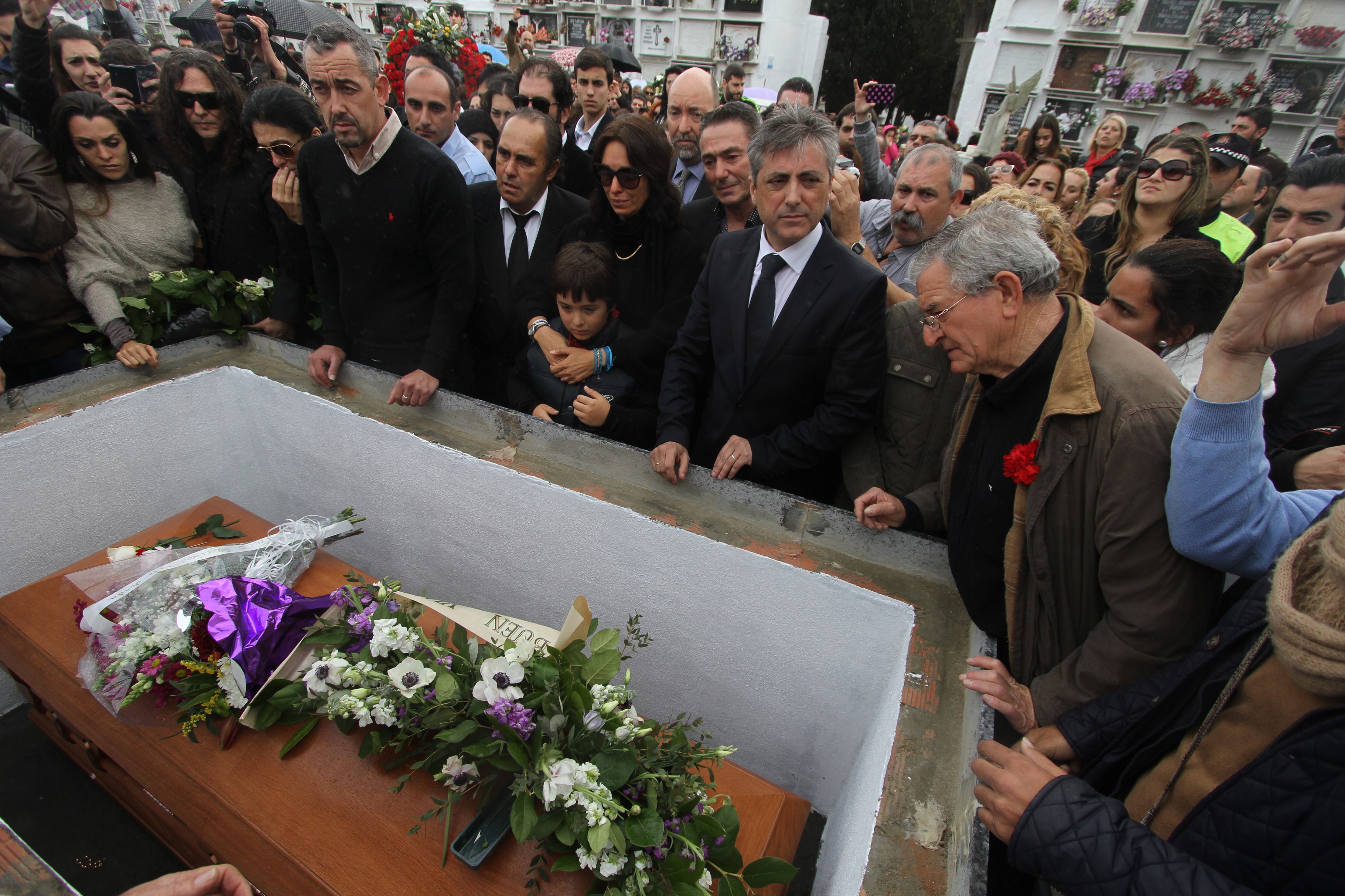 Emoción en el sepelio en el Cementerio Viejo de Algeciras. 