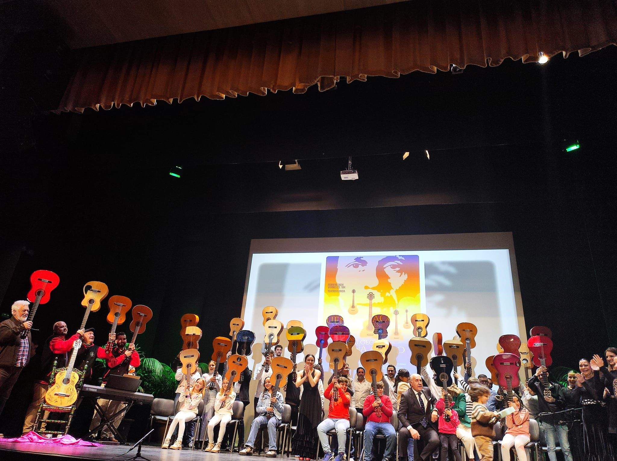 Algeciras sigue sonando a Paco diez años después. Guitarras al cielo. Foto: Sofía Furse. Algeciras sigue sonando a Paco diez años después. Guitarras al cielo. Foto: Sofía Furse.