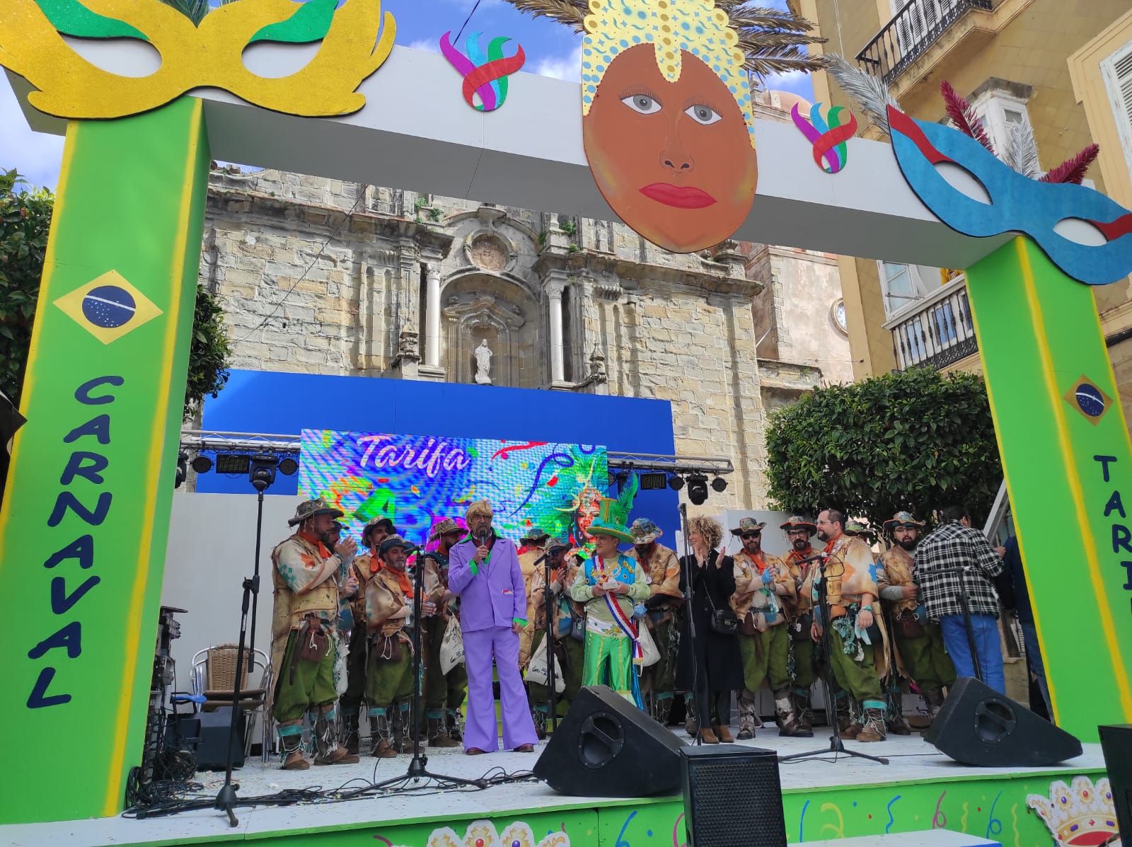 La Comparsa de Tarifa culmina su pregón de Carnaval interrumpido por la lluvia