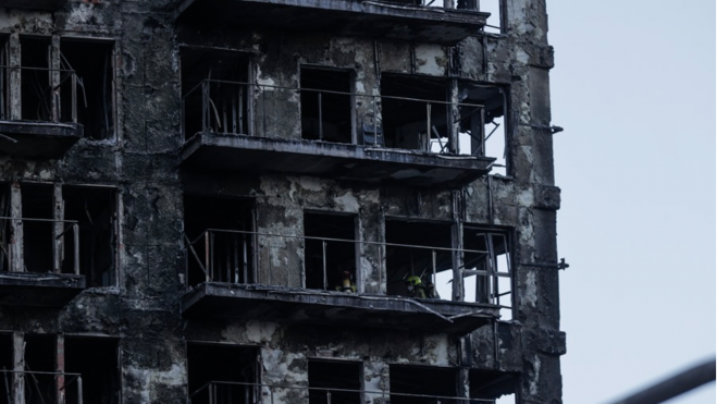 Imagen tomada a primera hora de esta mañana de uno de los edificios incendiados. EFE/Manuel Bruque