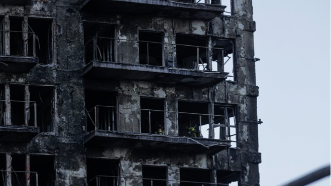 Imagen tomada a primera hora de esta mañana de uno de los edificios incendiados. EFE/Manuel Bruque Imagen tomada a primera hora de esta mañana de uno de los edificios incendiados. EFE/Manuel Bruque