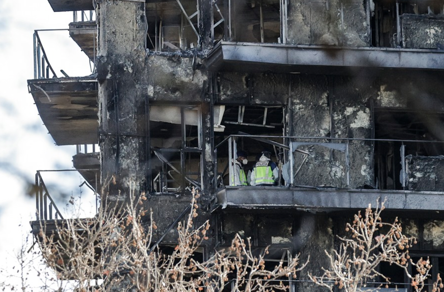 Agentes de la Policía Científica este sábado en uno de los edificios incendiados. EFE/Manuel Bruque