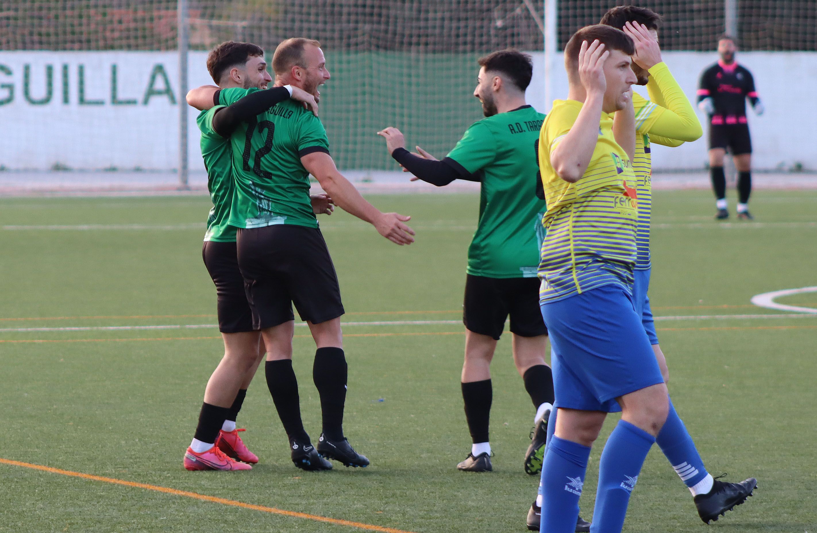 Jesús. Miguel Tirado y Moi Suárez celebran el primer gol al CD Olvera de esta tarde/Foto: AXEL S.C.