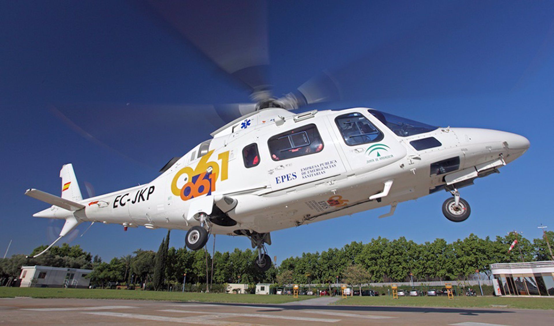 Evacuado en helicóptero un parapentista herido tras caer en una zona de rocas de Tarifa. Foto: EMERGENCIAS 112 ANDALUCÍA - Archivo.