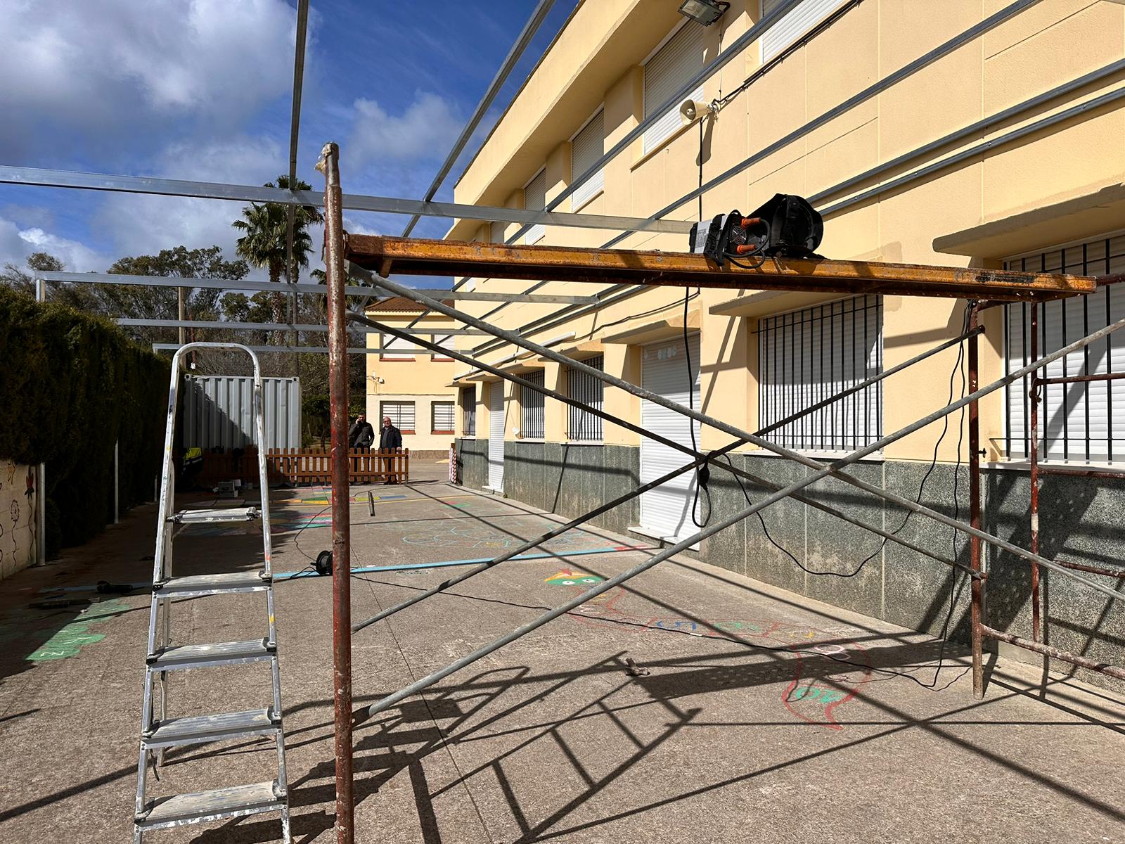 Comienza la obra de la nueva zona de sombra del colegio de Los Cortijillos.