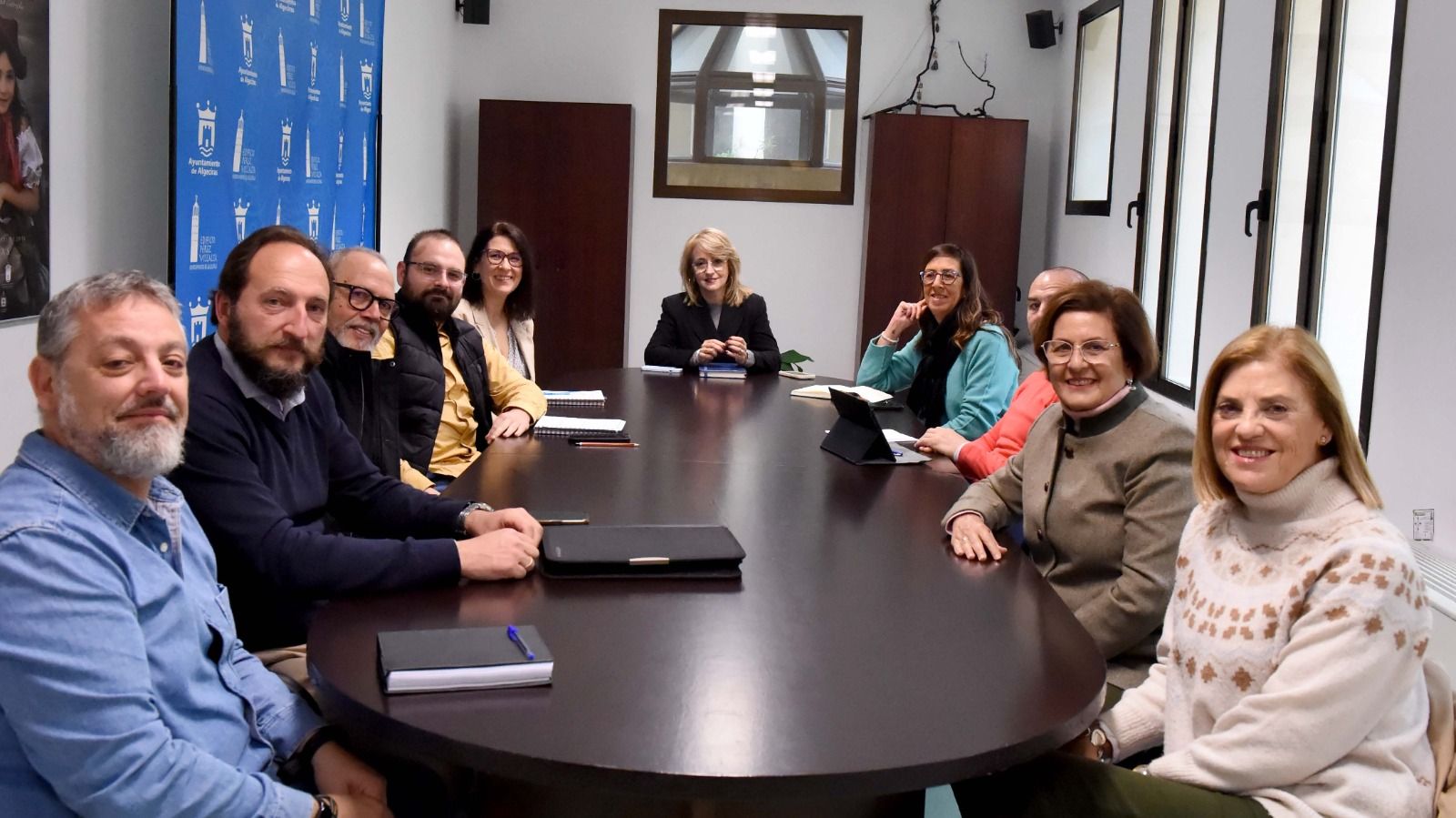 Pintor se reúne con la nueva directiva de la Sociedad Algecireña de Fomento.