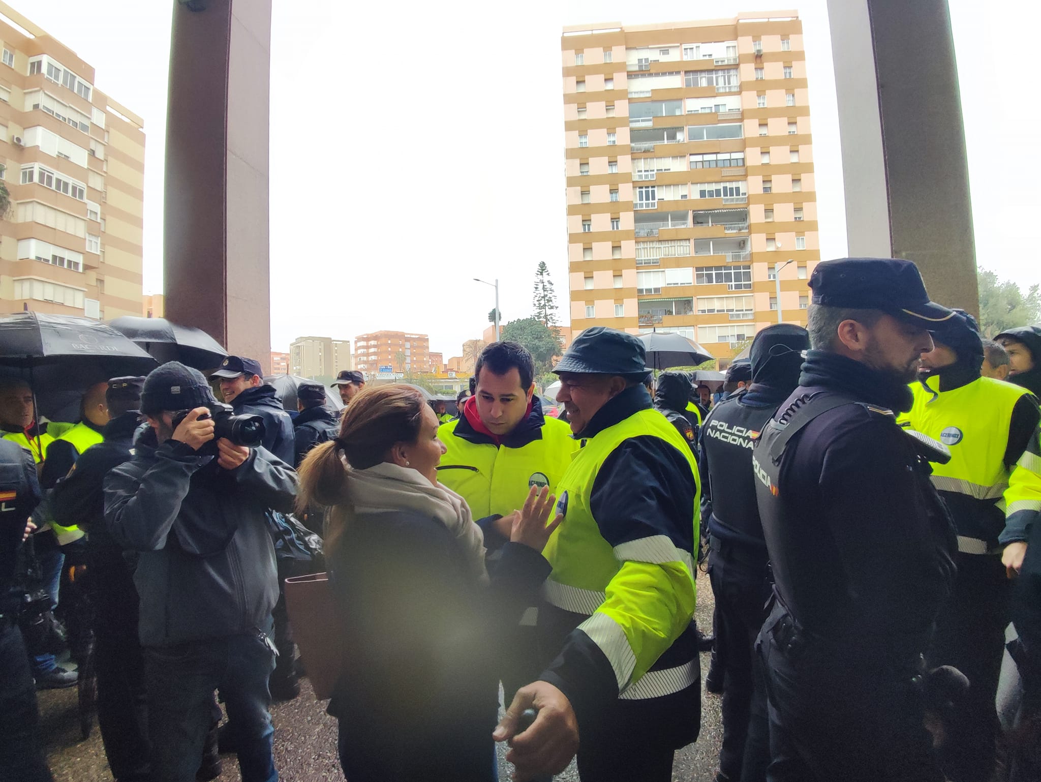 El comité de huelga de Acerinox considera "desproporcionada" la carga policial del pasado viernes. Hoy el detenido se enfrenta a un juicio rápido 